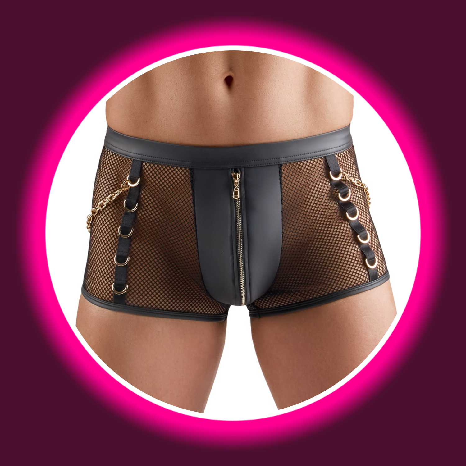 Svenjoyment Pants FRANCESCO für Herren – Frontansicht am Model, schwarzes Netzmaterial mit Wetlook-Beutel, Front-Reißverschluss und goldfarbenen Karabinerketten