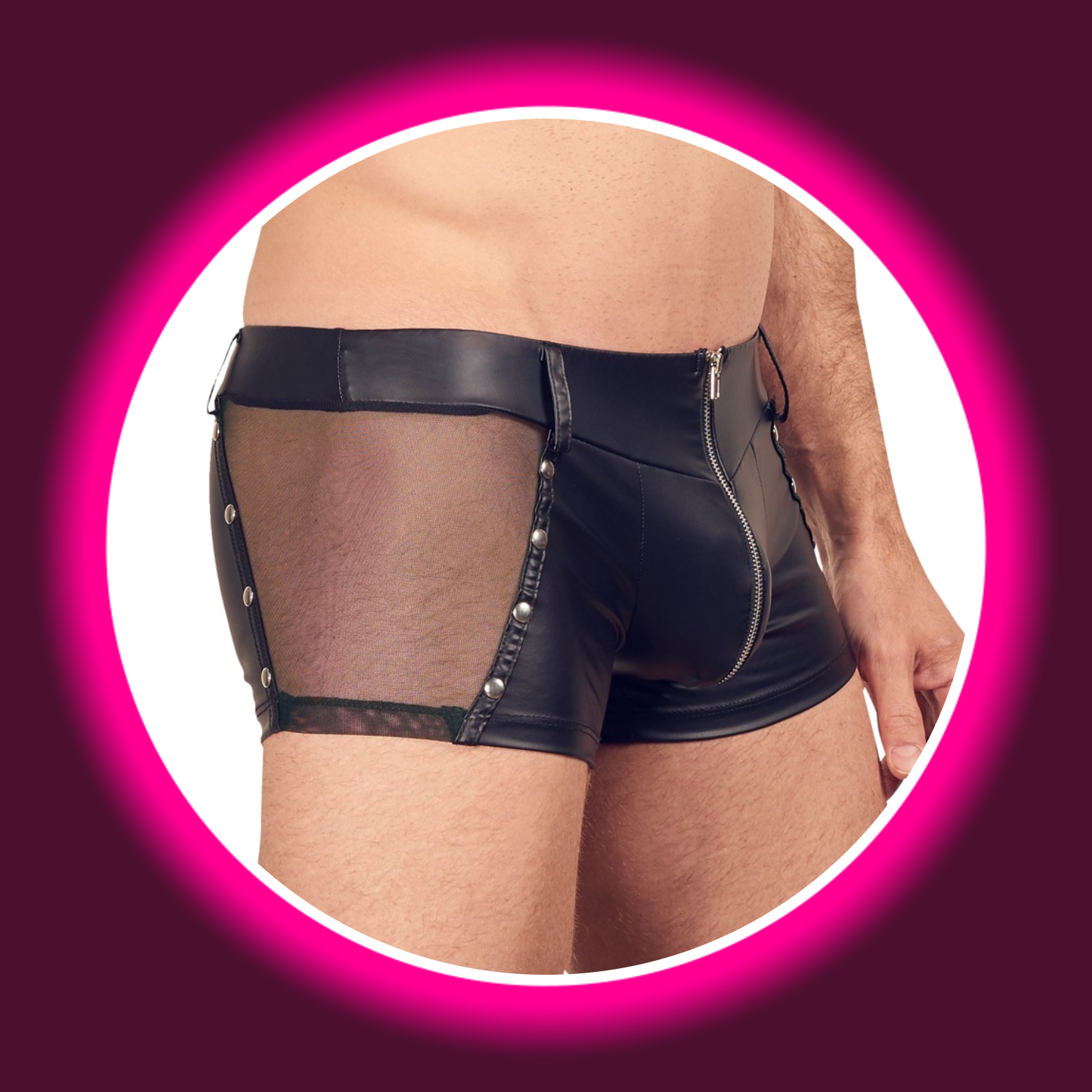 seitliche Ansicht schwarze Pants im Mattlook mit Netzeinsätzen, Nieten und silbernem Reißverschluss