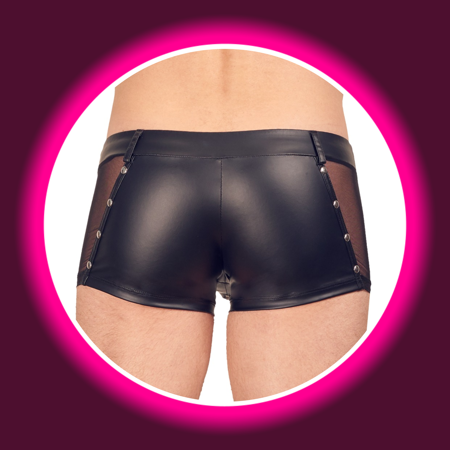 Rückansicht schwarze Pants im Mattlook mit Netzeinsätzen, Gürtelschlaufen und Nieten