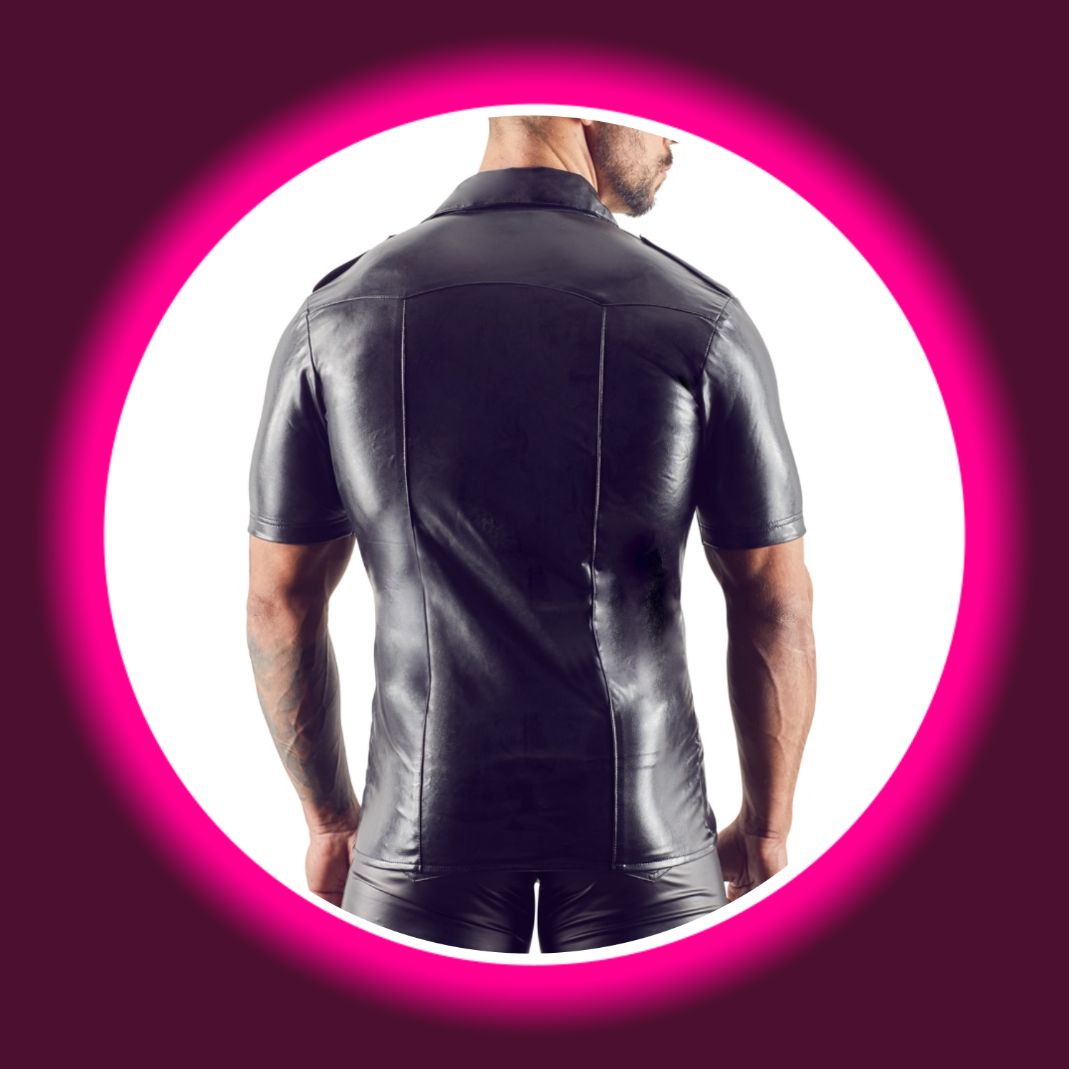 Mann von hinten in schwarzem glänzendem Hemd mit Ziernähten, Svenjoyment