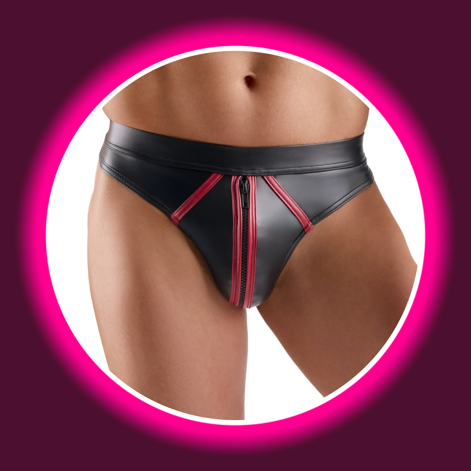 Svenjoyment String MILAN für Herren – Frontansicht am Model, schwarzer Wetlook-Riostring mit roten Kontraststreifen und Front-Reißverschluss