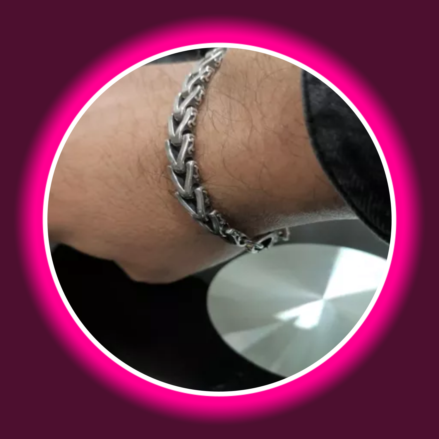 Tribal Armband mit Stammeszeichen aus 925 Sterling Silber, getragen am Handgelenk eines Mannes