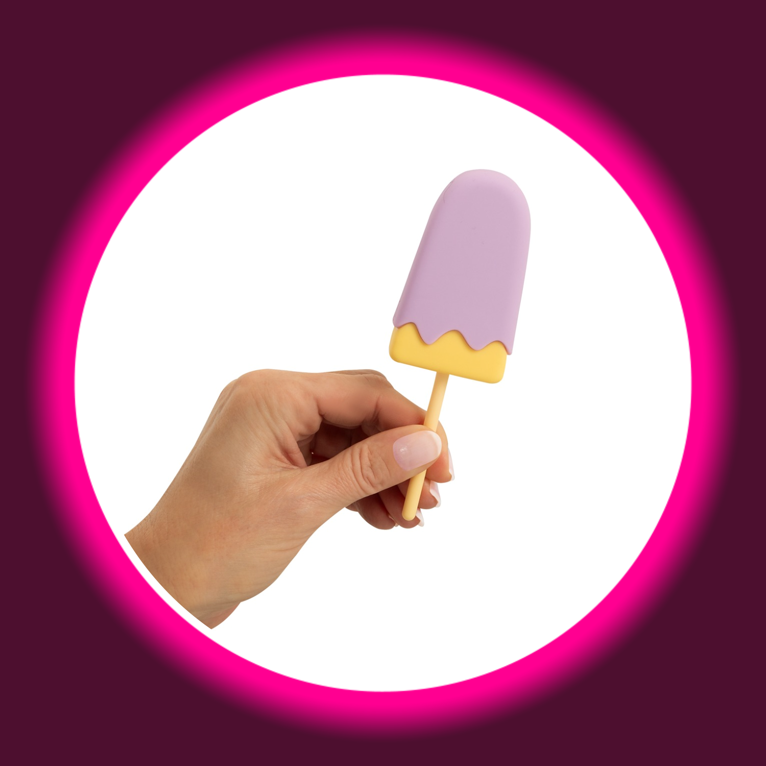 eine Hand hält einen bunten Auflegevibrator Vibrating Popsicle in Eis am Stiel Look von You2Toys