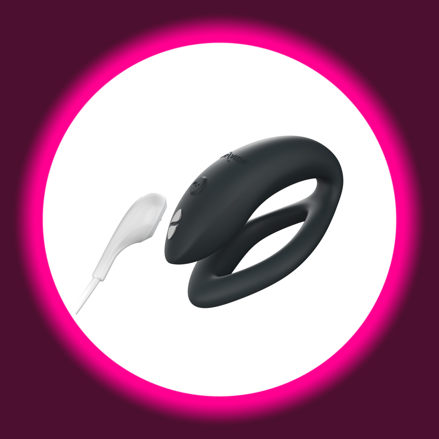 Winkelansicht schwarzer Paarvibrator We Vibe Sync-O mit weißem USB-Ladekabel