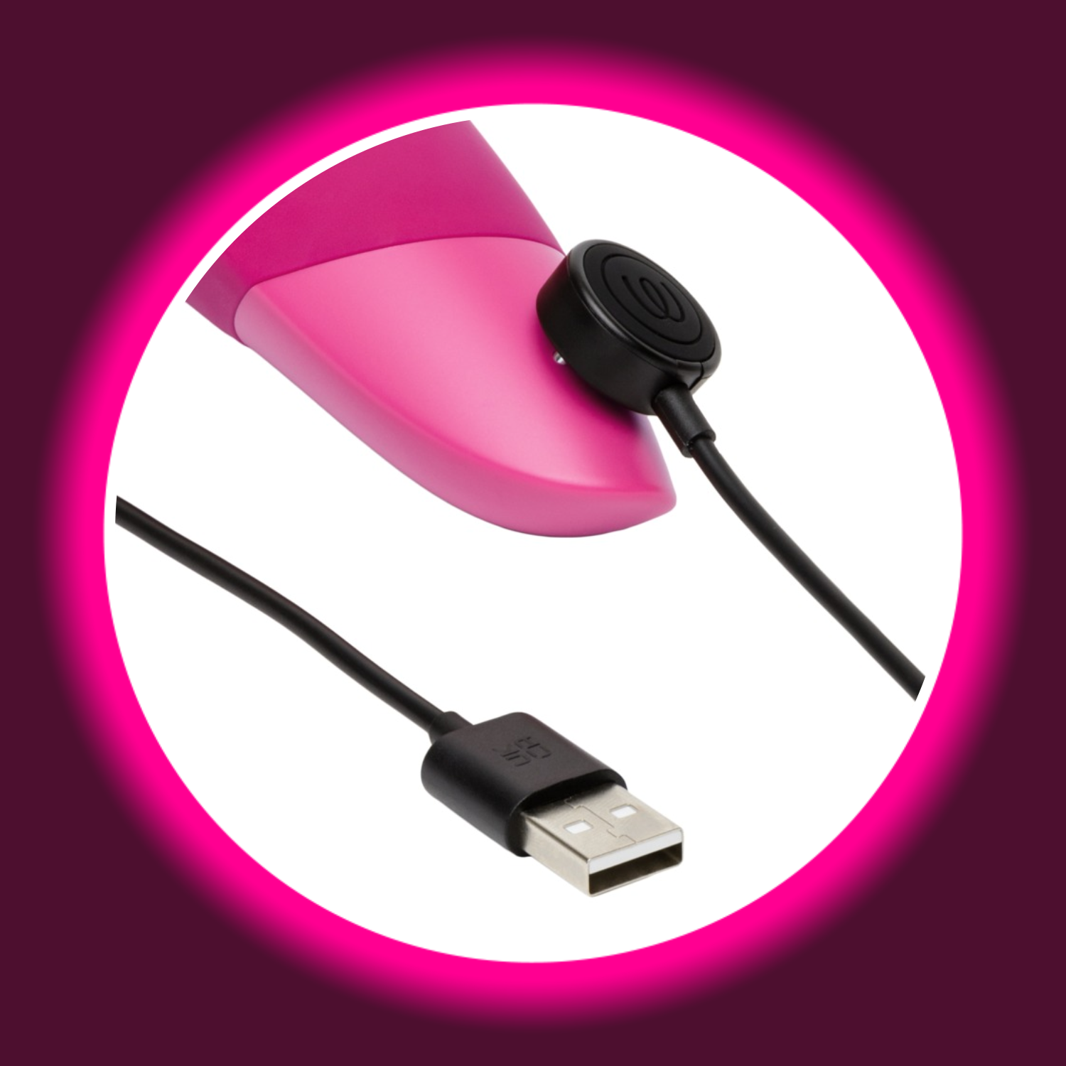 Detailansicht pinker Pulsator Womanizer Enhance mit angeschlossenem USB-Ladekabel