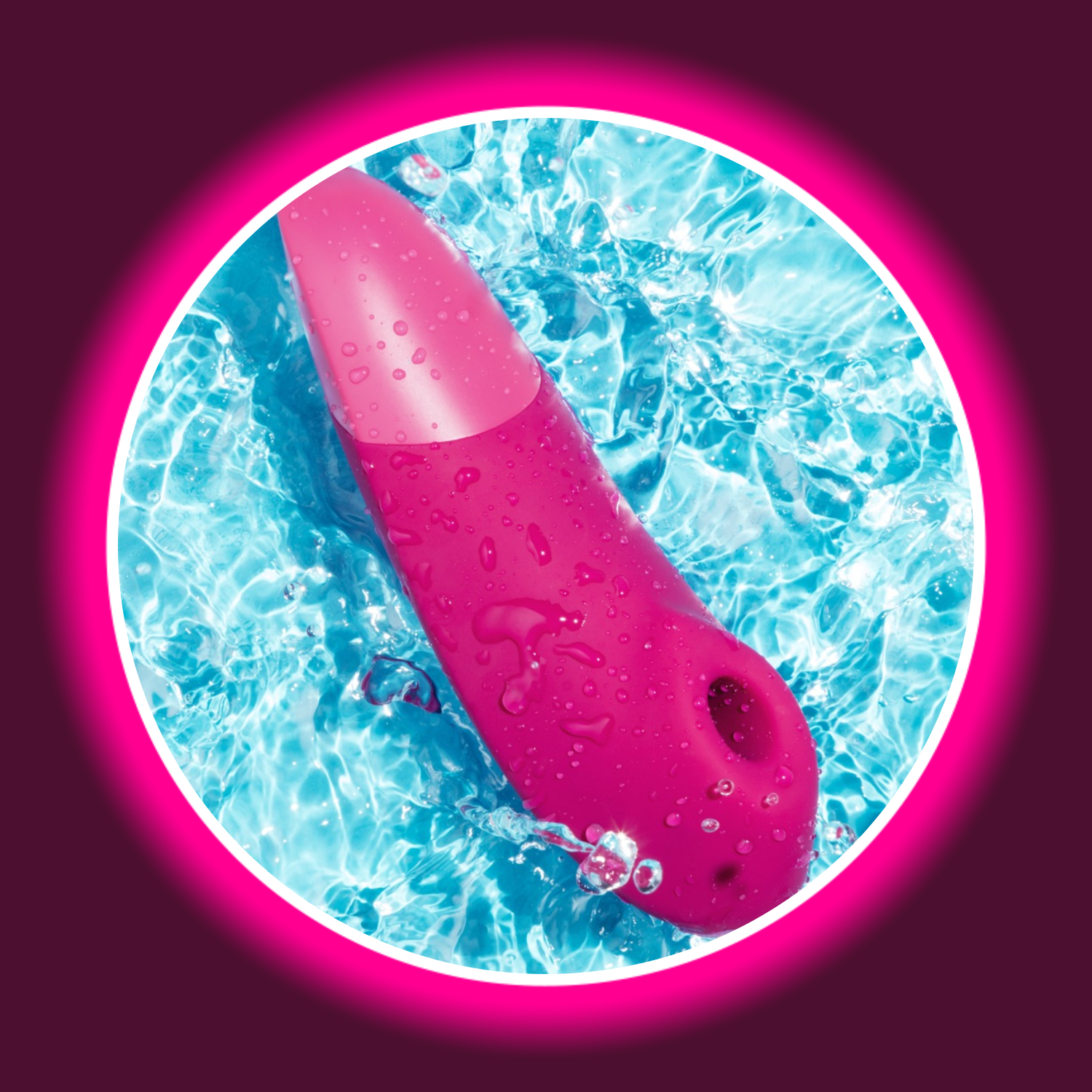 pinker Pulsator Womanizer Enhance mit großem Stimulationskopf liegt im Wasser