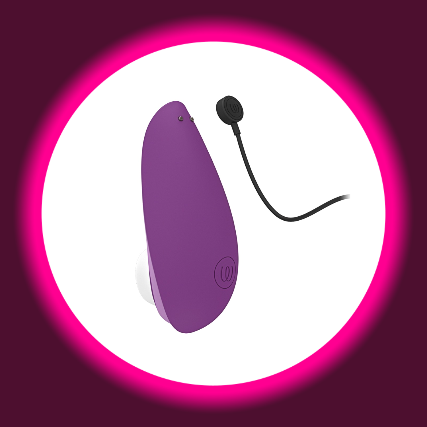 Rückansicht auf den Womanizer Liberty 2 Pulsator in der Farbe lila inklusive Ladekabel auf weißem Untergrund