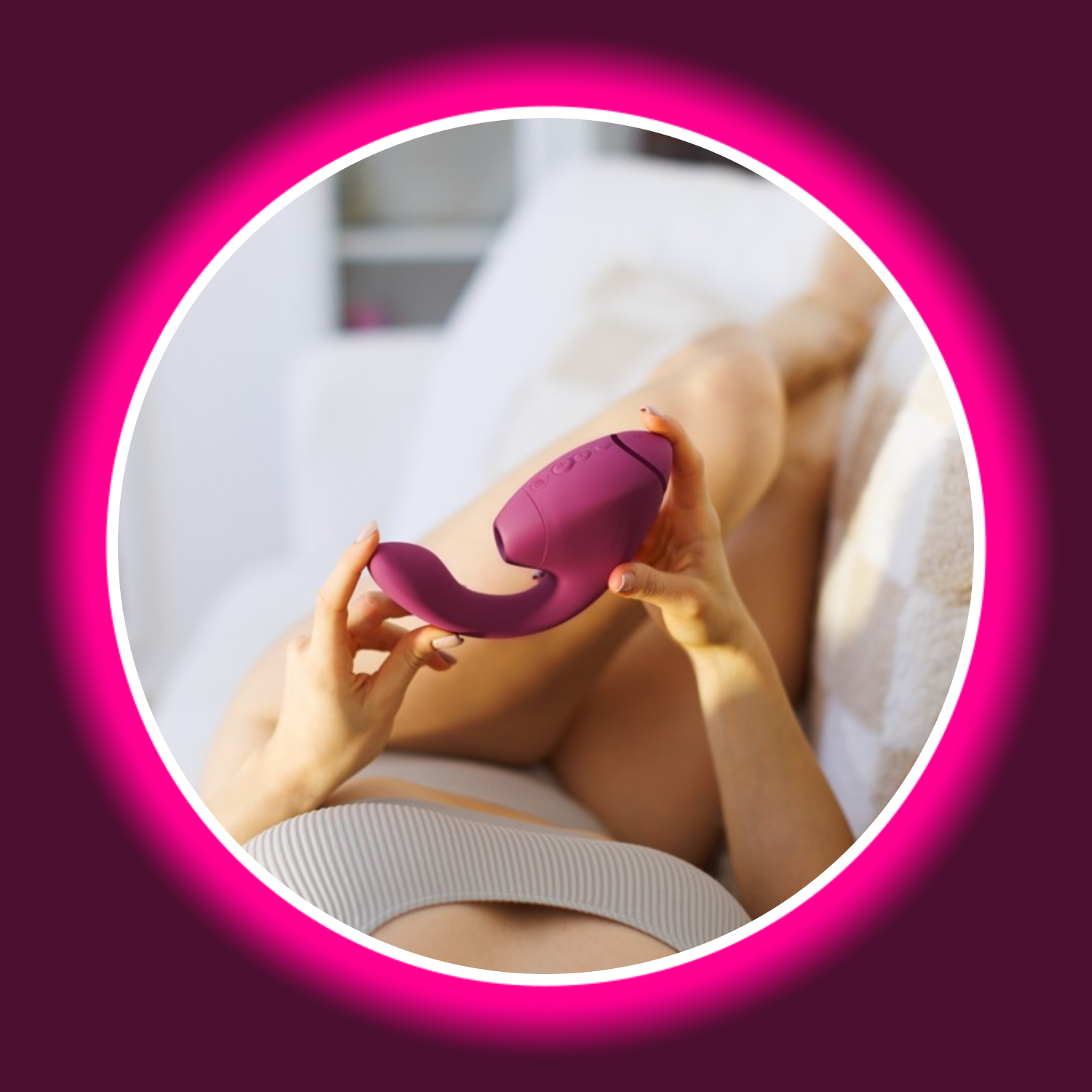 eine Frau in Unterwäsche liegt auf der Couch und hält einen Pulsator Womanizer Next Duo