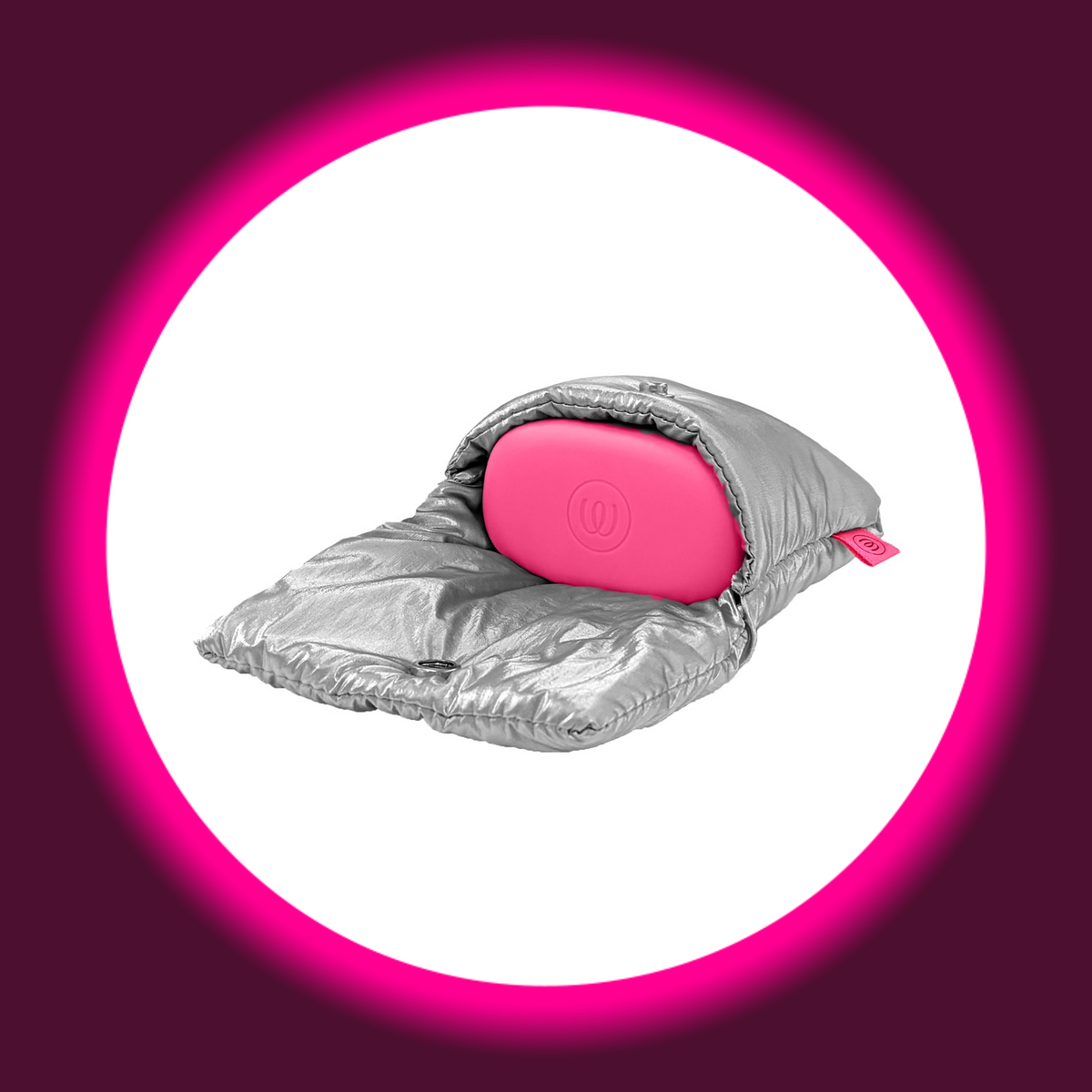Womanizer Snap Accessory Pouch in Silber aufgeklappt – gepolsterte Silber-Tasche liegend mit herausschauendem rosa Snap Ladecase, pinkes Womanizer-Label sichtbar