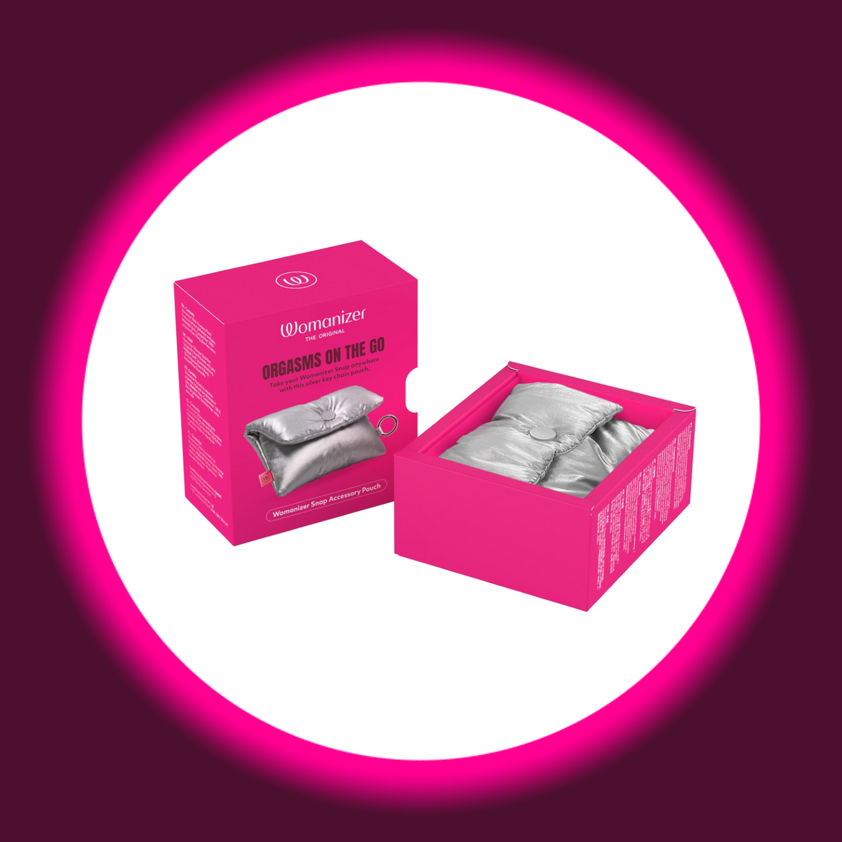Womanizer Snap Accessory Pouch Verpackung – pinke Womanizer-Box mit Aufschrift „Orgasms on the Go", geschlossen und geöffnet mit Silber-Pouch darin