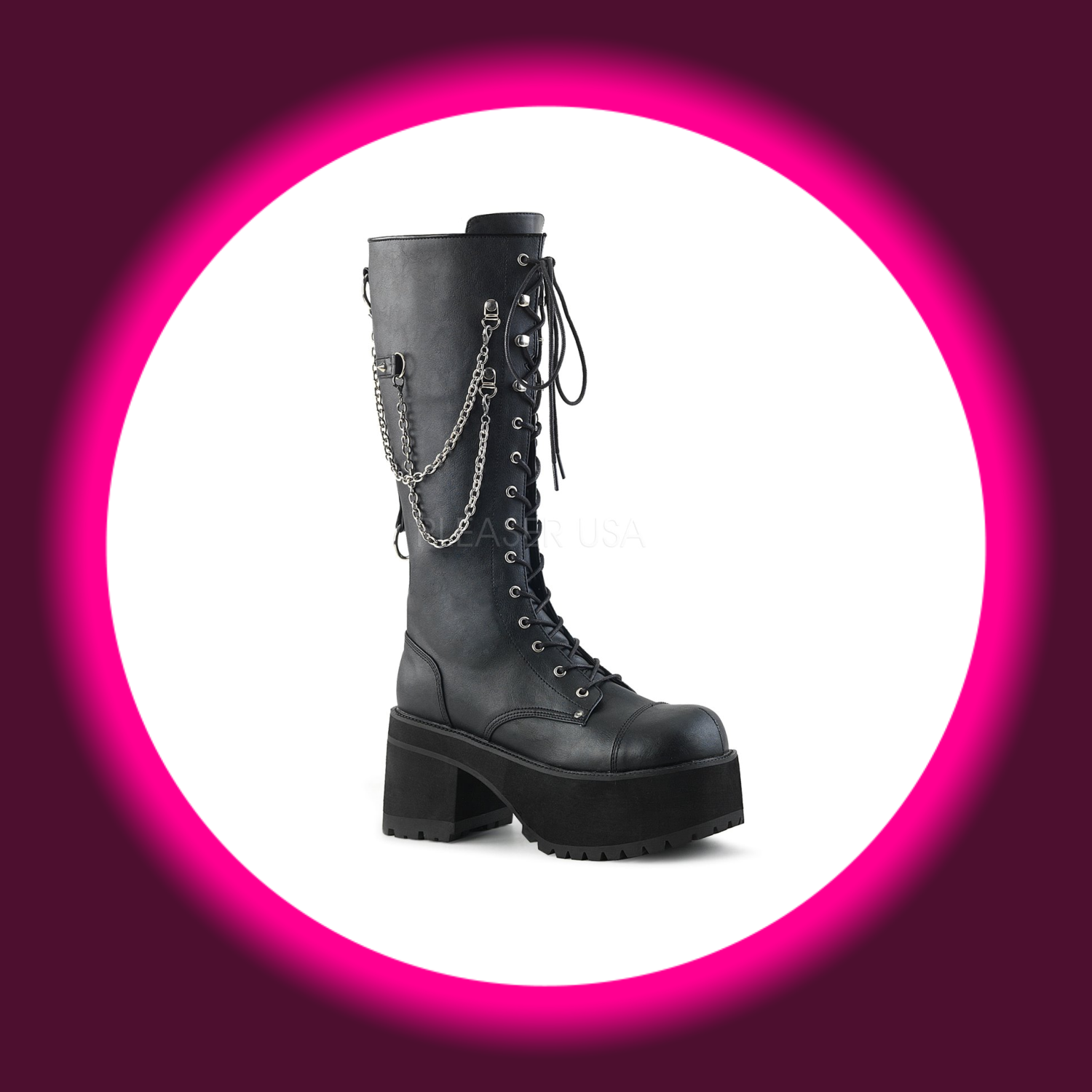 Winkelansicht auf schwarze Stiefel mit dicker Sohle, Plateau, Frontschnürung und Zierketten auf weißem Untergrund