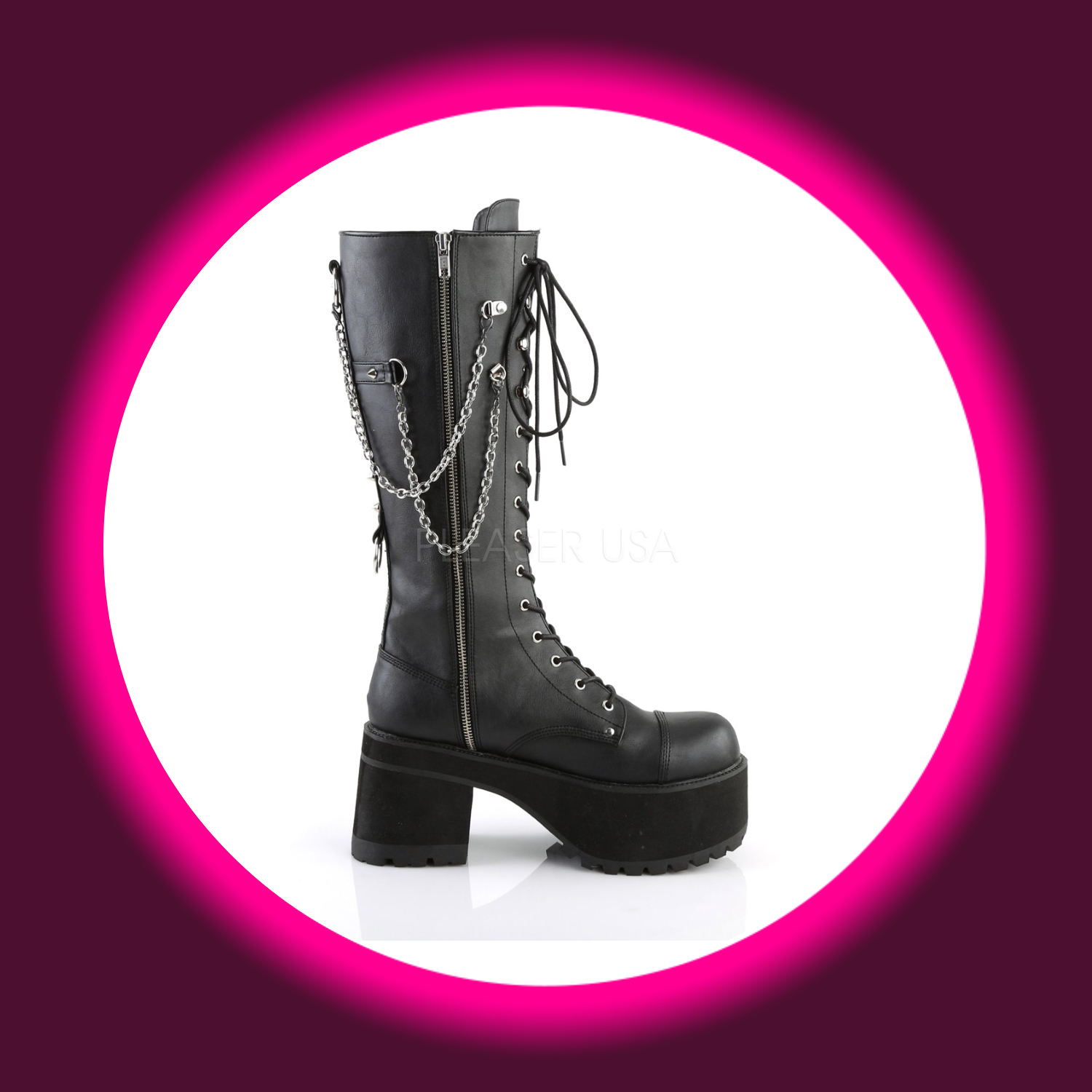seitliche Ansicht auf schwarze Stiefel mit dicker Sohle, Plateau, Frontschnürung und Zierketten auf weißem Untergrund