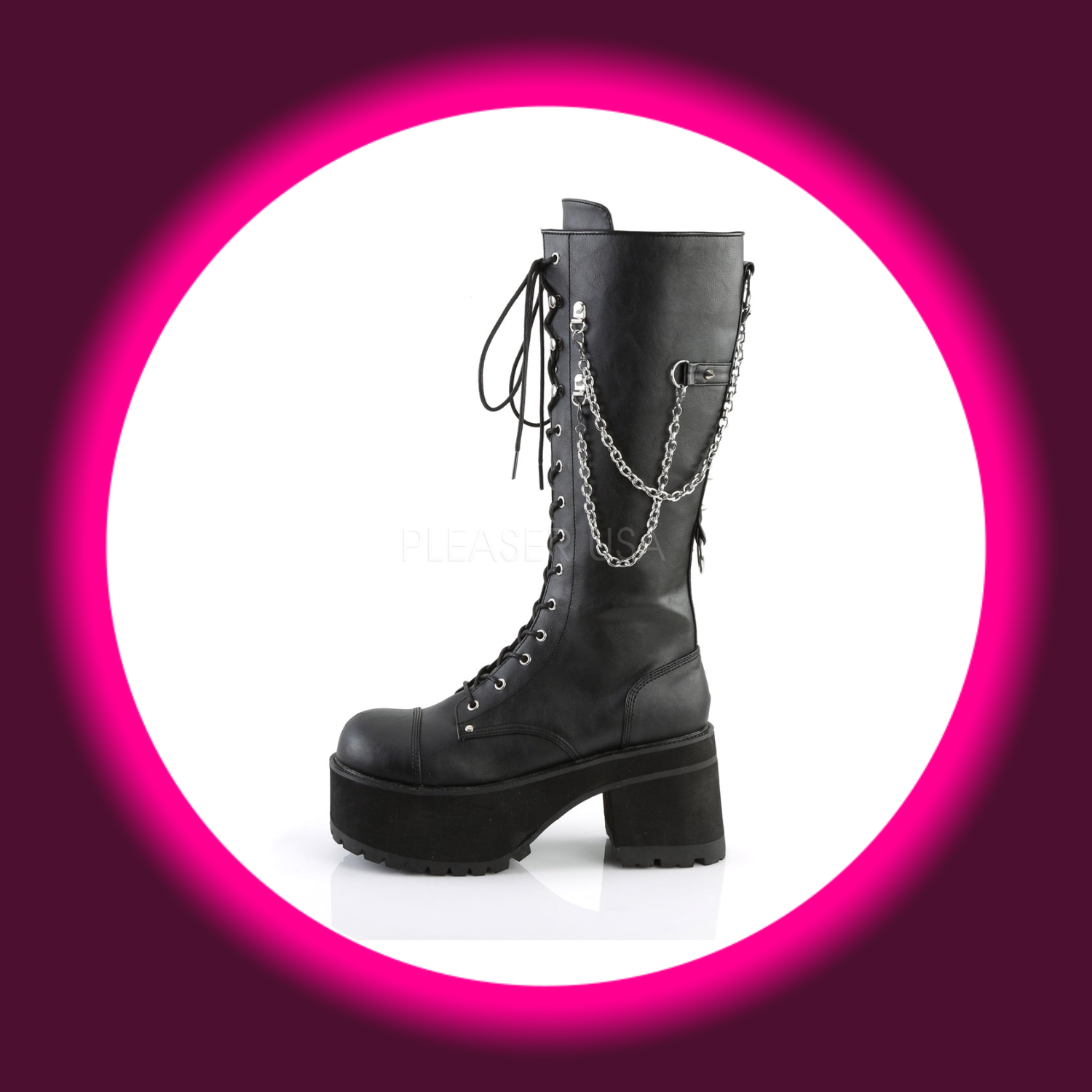 seitliche Ansicht auf schwarze Stiefel mit dicker Sohle, Plateau, Frontschnürung und Zierketten auf weißem Untergrund