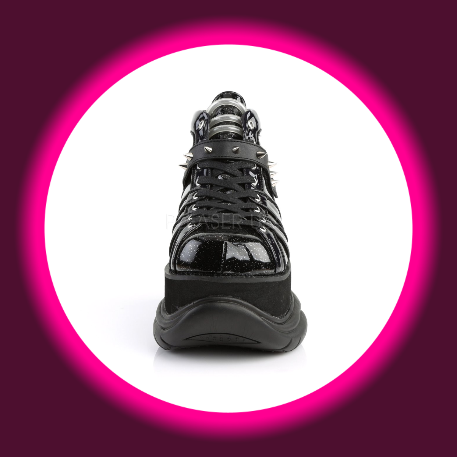 Frontansicht schwarze Halbschuhe mit dicker Sohle und Riemen mit Nieten, Neptune 100