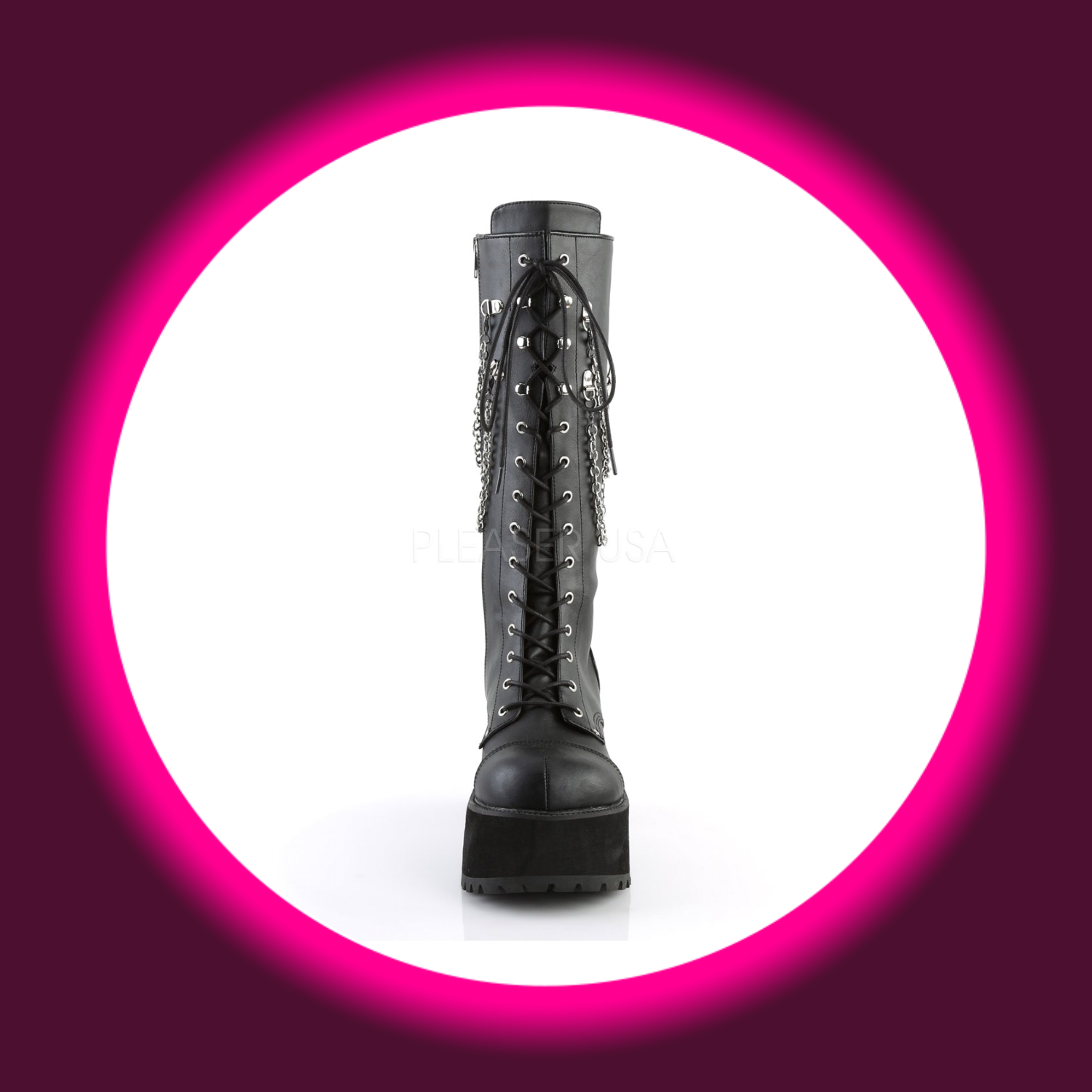 Frontansicht auf schwarze Stiefel mit dicker Sohle, Plateau, Frontschnürung und Zierketten auf weißem Untergrund