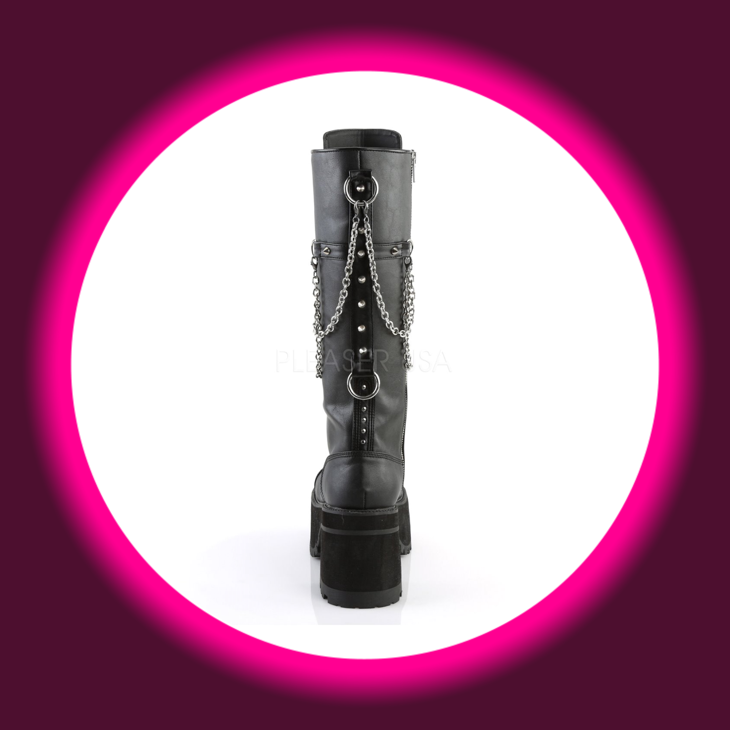 Rückansicht auf schwarze Stiefel mit dicker Sohle, Plateau, Ringen, Nieten und Zierketten auf weißem Untergrund