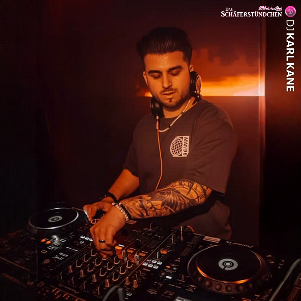 DJ Karl Kane am Mischpult beim Schäferstündchen Event – SEXYMIZE
