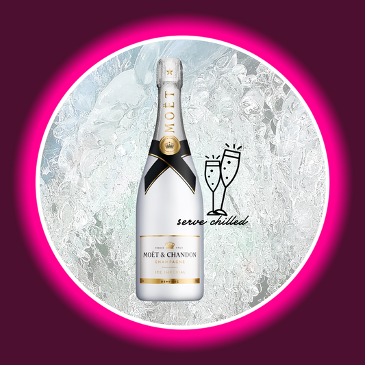weiße Moet und Chandon Champagnerflasche mit zwei Zeichentrickgläsern, im Hintergrund Eis