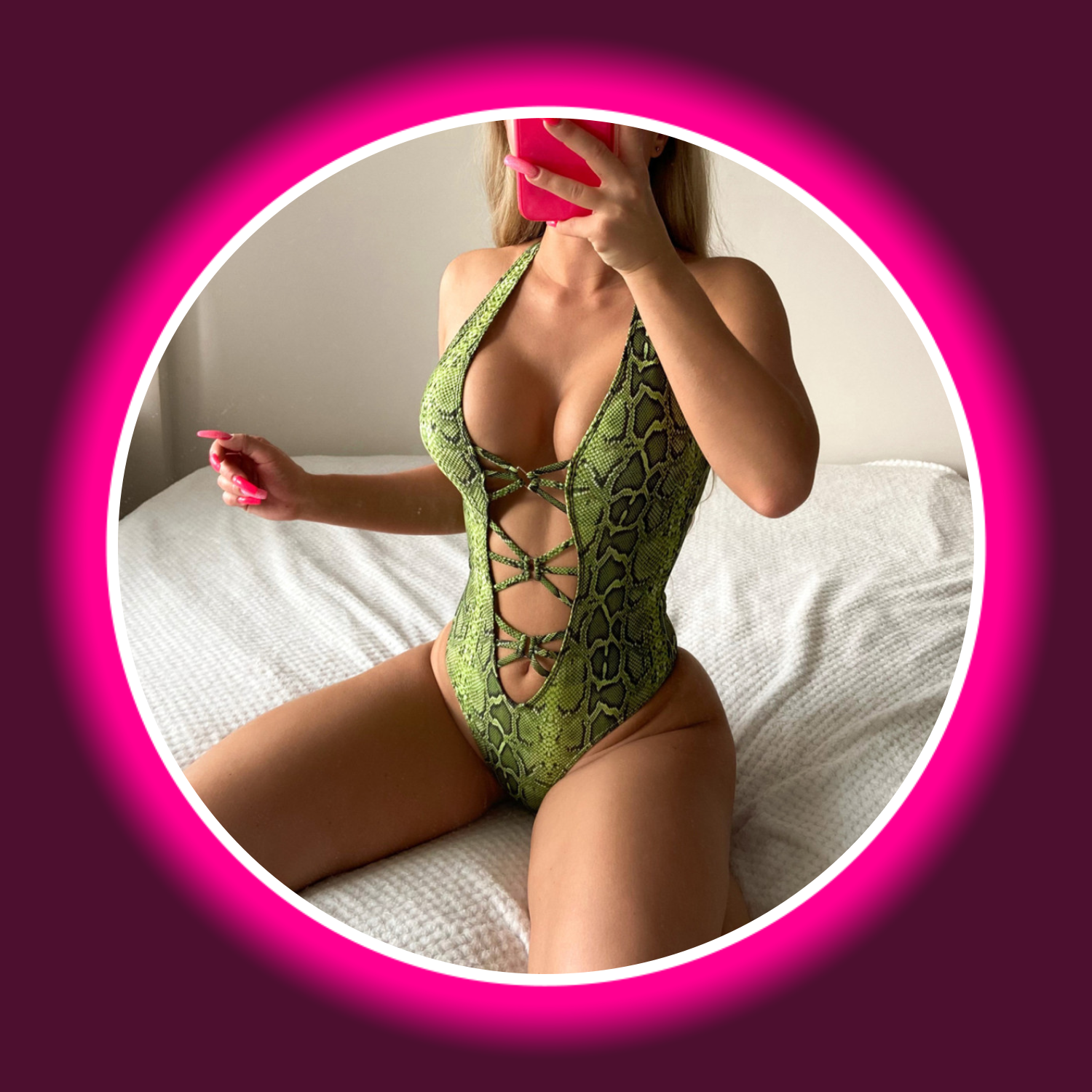 Frau in grünem Body bzw. Badeanzug mit Frontschnürung und Snake Print