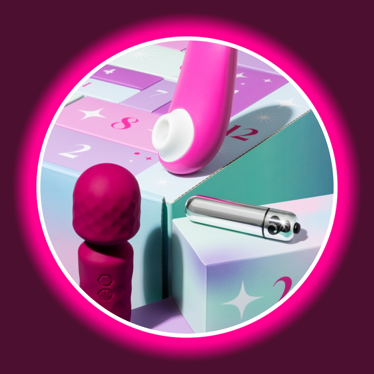 Magic Shiver Enjoy Erotik-Adventskalender 2026, Nahaufnahme von pinkem Womanizer Starlet 3, Mini-Wand und silberfarbenem Bulletvibrator auf pastellfarbenen Geschenkboxen