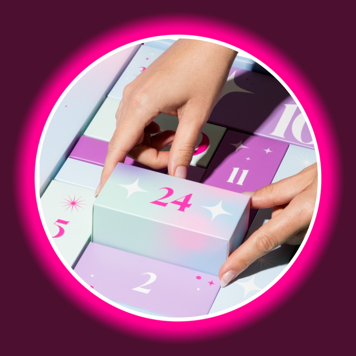 Magic Shiver Enjoy Erotik-Adventskalender 2026, Hände entnehmen die pastellfarbene Geschenkbox Nummer 24 aus dem geöffneten Kalender
