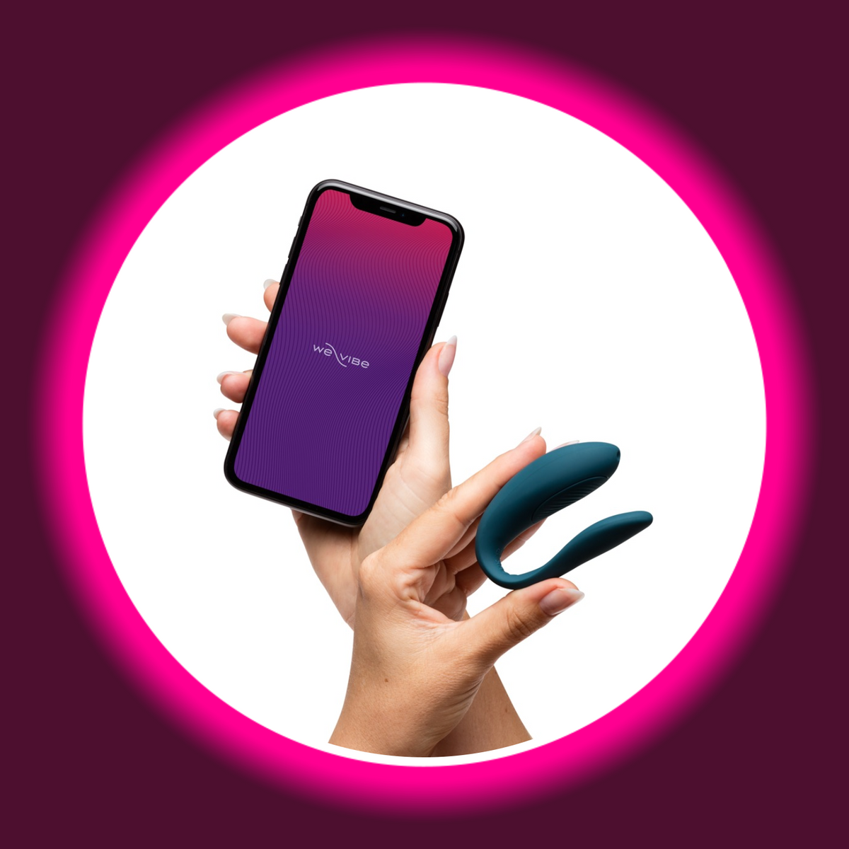 Petrolfarbener We-Vibe Sync Lite aus dem Magic Shiver Luxury Erotik-Adventskalender 2026, in einer Hand neben einem Smartphone mit We-Vibe-App gehalten