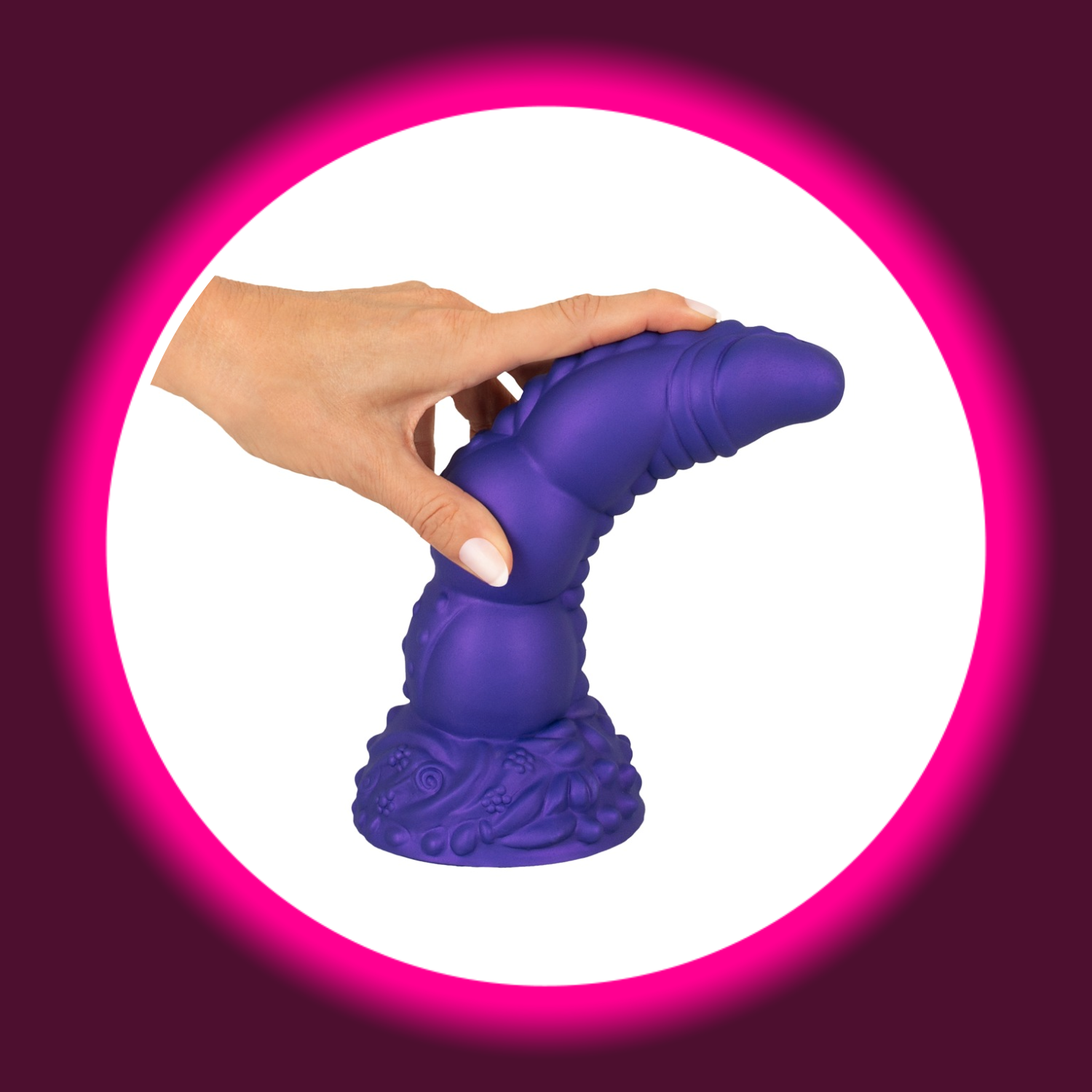 eine Hand hält einen violetten Fantasy-Dildo Demon of Desire mit Saugfuss im Metallic-Look, strukturiertes Design von Beasty Cocks