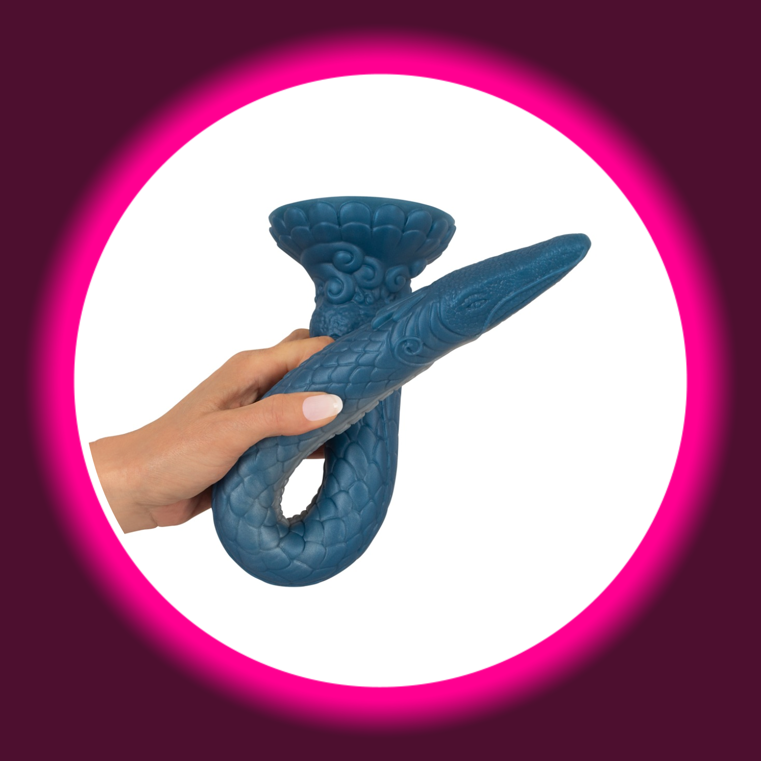 eine Hand hält einen blauen langen Dildo Tentacle in Echsenoptik mit Reizstrukturen und Saugfuß, Beasty Cocks