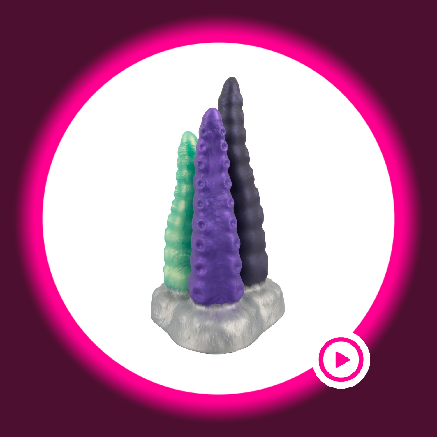 silberner Sockel mit drei Dildos in grün, violett und schwarz in Tentakel-Optik, Beasty Cocks Triple Tentacle