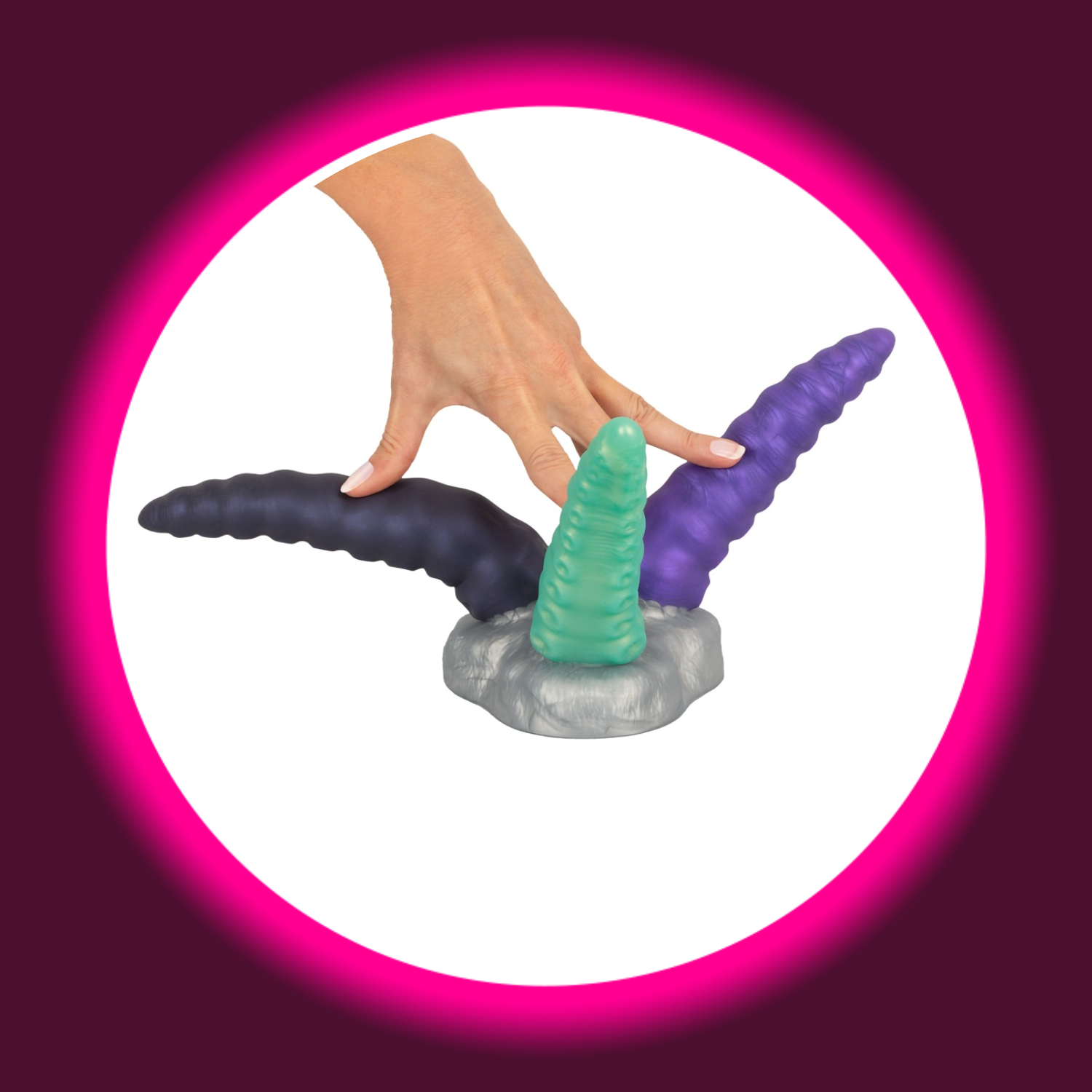 eine Hand drückt drei Tentakel-Dildos in schwarz, grün und violett auseinander, Beasty Cocks Triple Tentacle