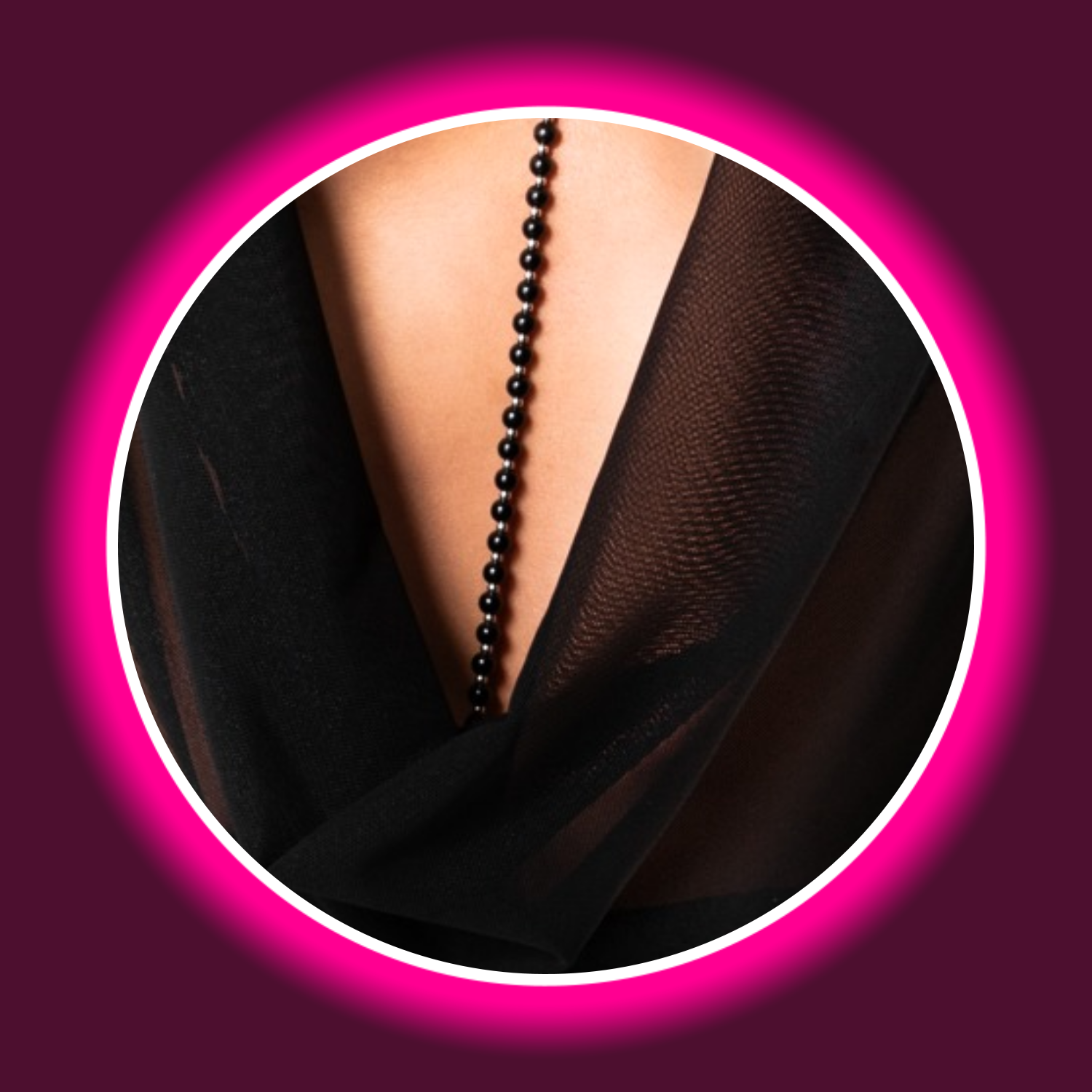 Detailansicht schwarzer Body mit Mesh-Oberteil und Kette von Noir Handmade