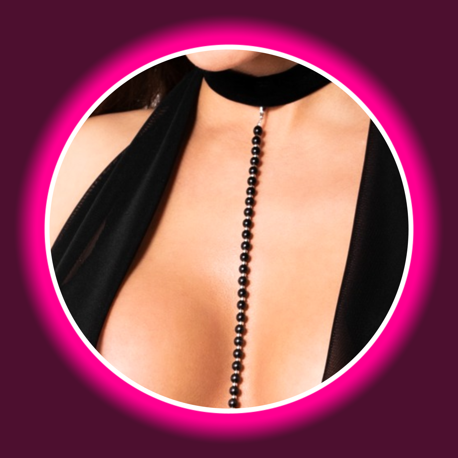 Halsband mit schwarzer Kette in einem Dekollete