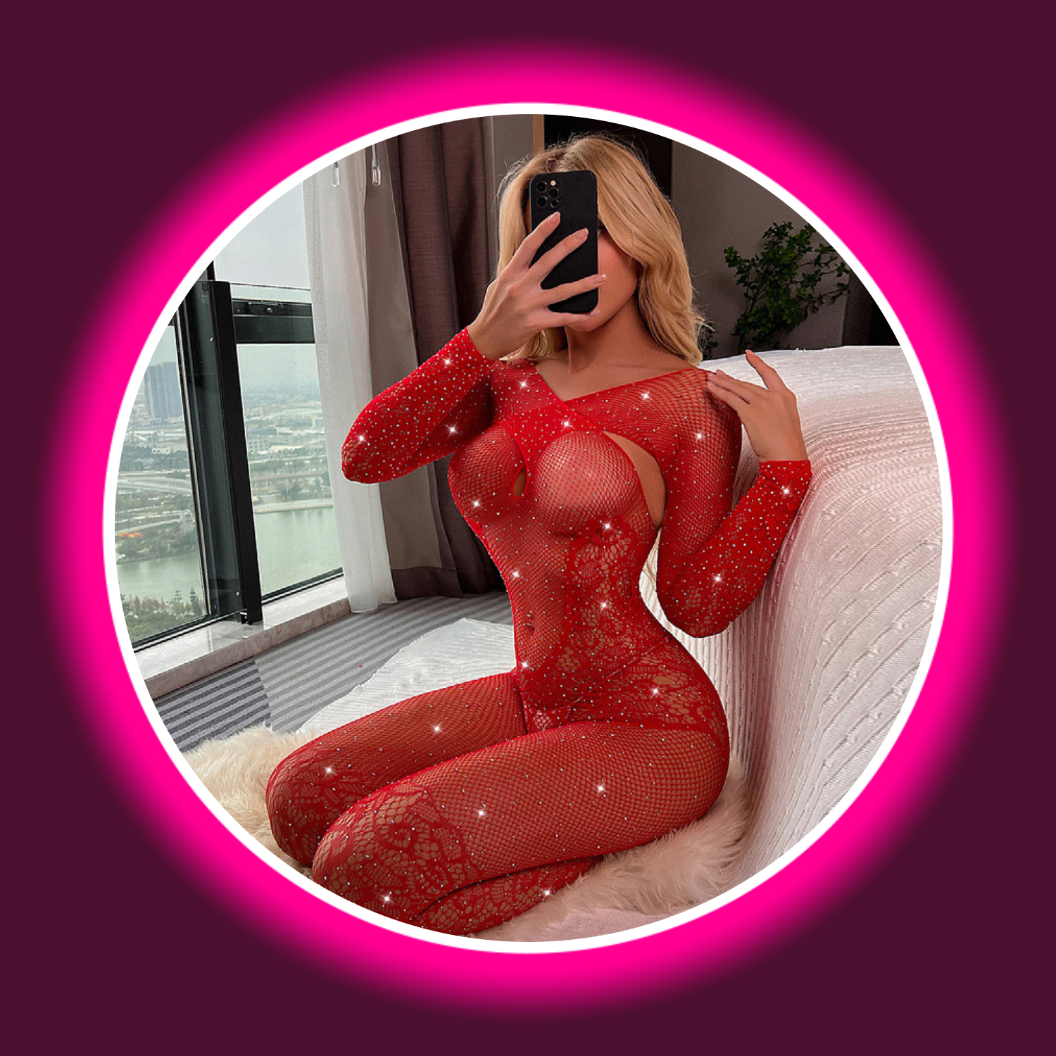 Frau in rotem Netz-Catsuit mit All-over Strassbesatz, ouvert