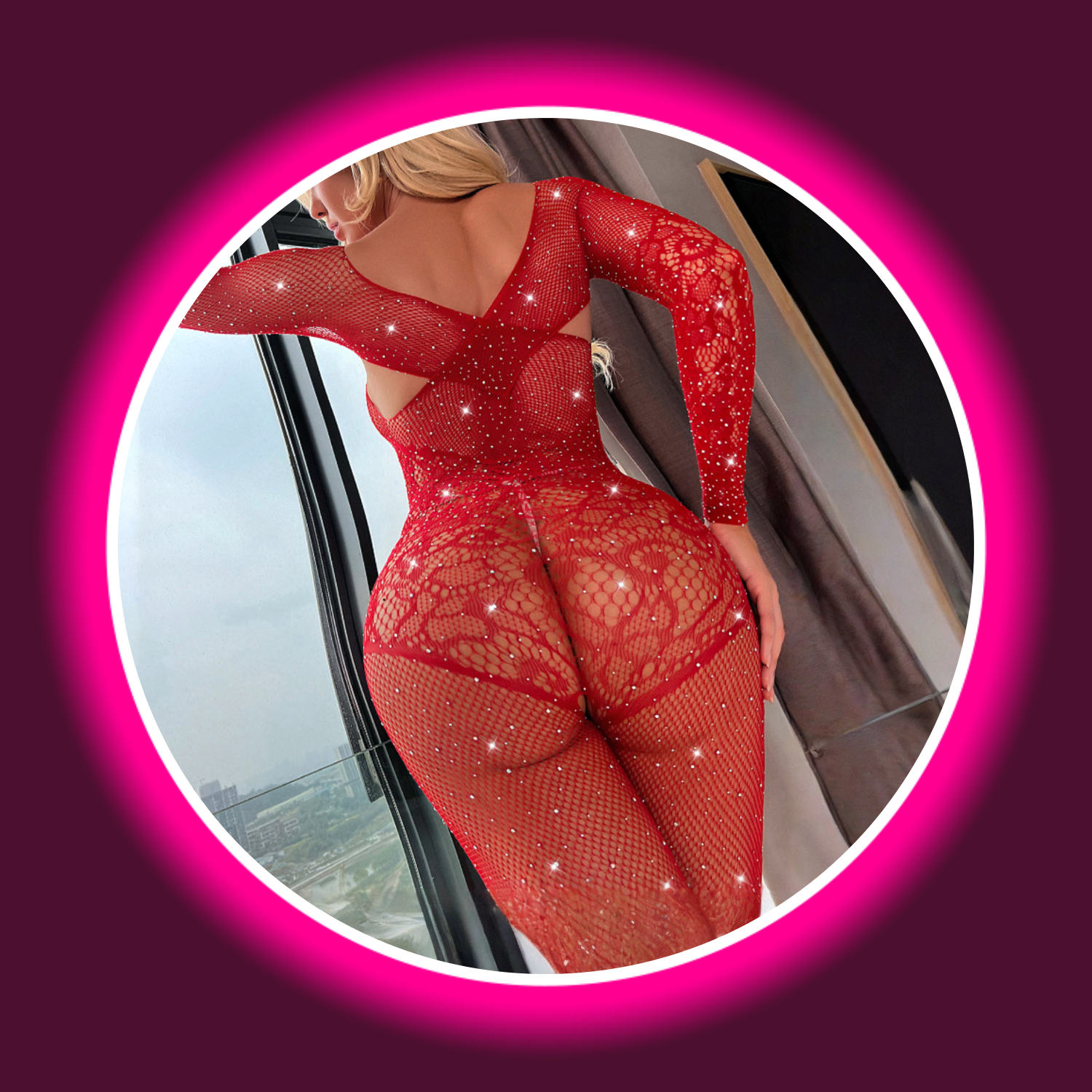 Rückansicht Frau in rotem Netz-Catsuit mit All-over Strassbesatz, ouvert