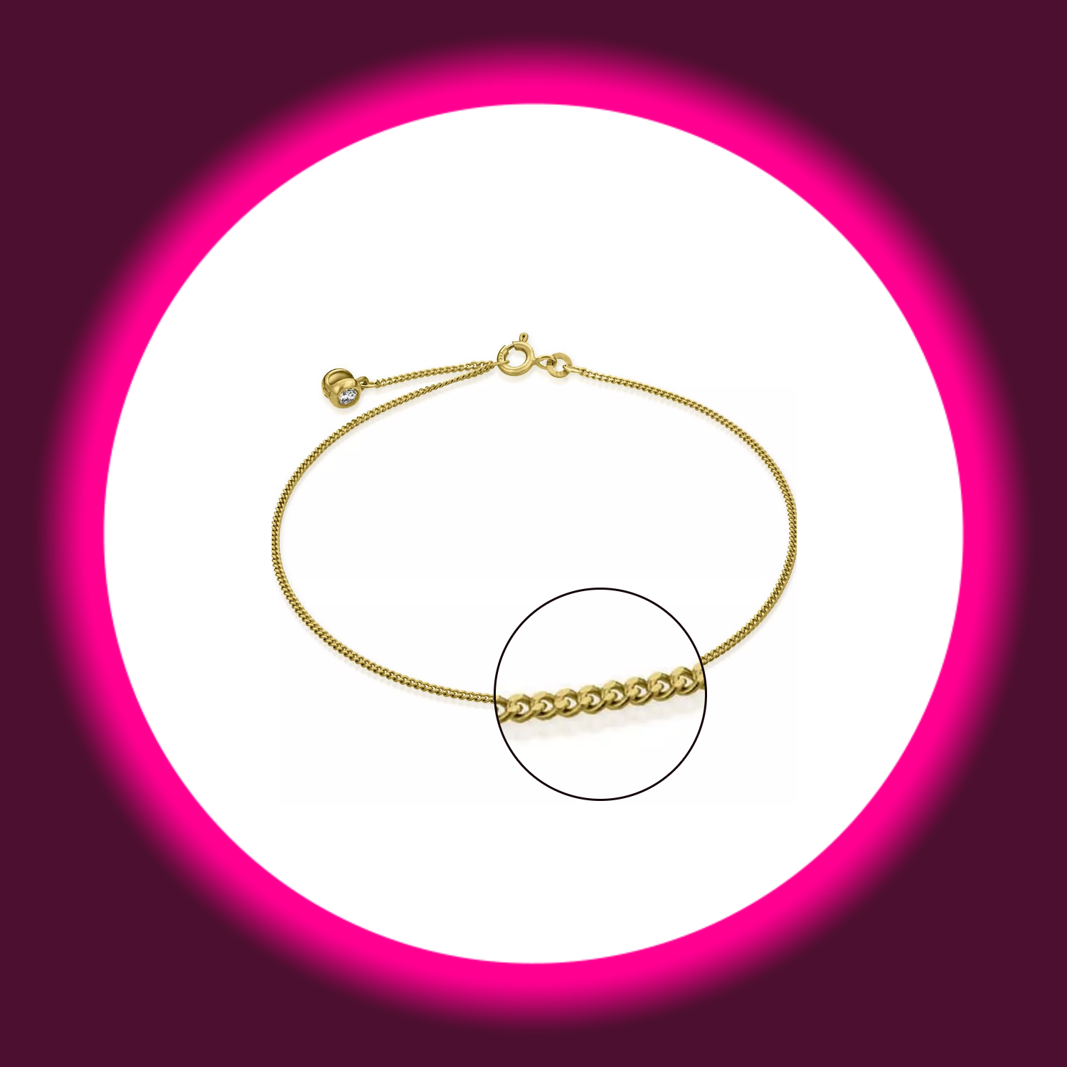 Detailansicht der Kettenglieder einer goldenen schmalen Fußkette mit Zierstein von Modabilé auf weißem Untergrund