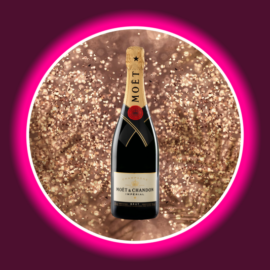 dunkle Champagnerflasche mit goldenem Etikett auf gold glitzerndem Hintergrund