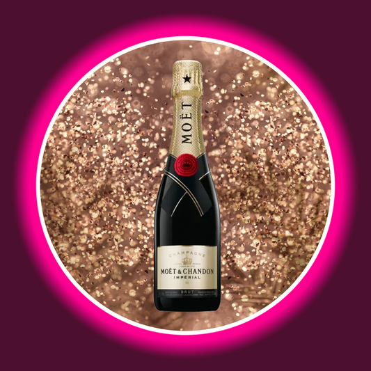 kleine dunkle Champagnerflasche mit goldenem Etikett auf gold glitzerndem Hintergrund