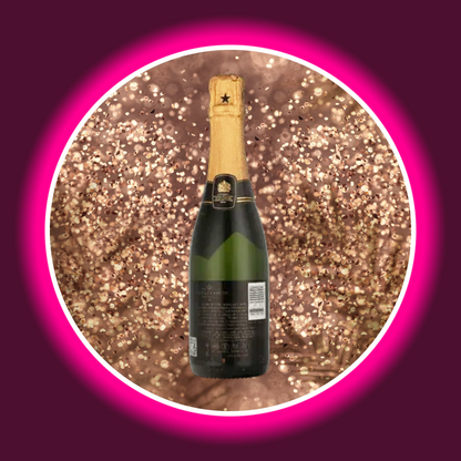 kleine grüne Champagnerflasche mit goldenem Etikett auf gold glitzerndem Hintergrund