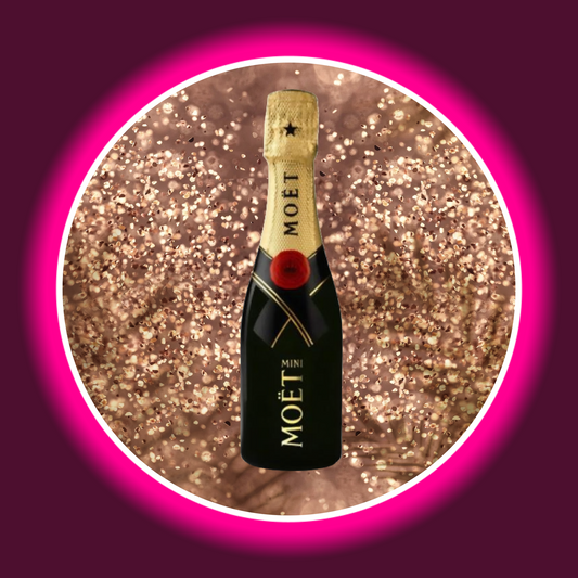kleine dunkle Champagnerflasche mit goldenem Etikett auf gold glitzerndem Hintergrund