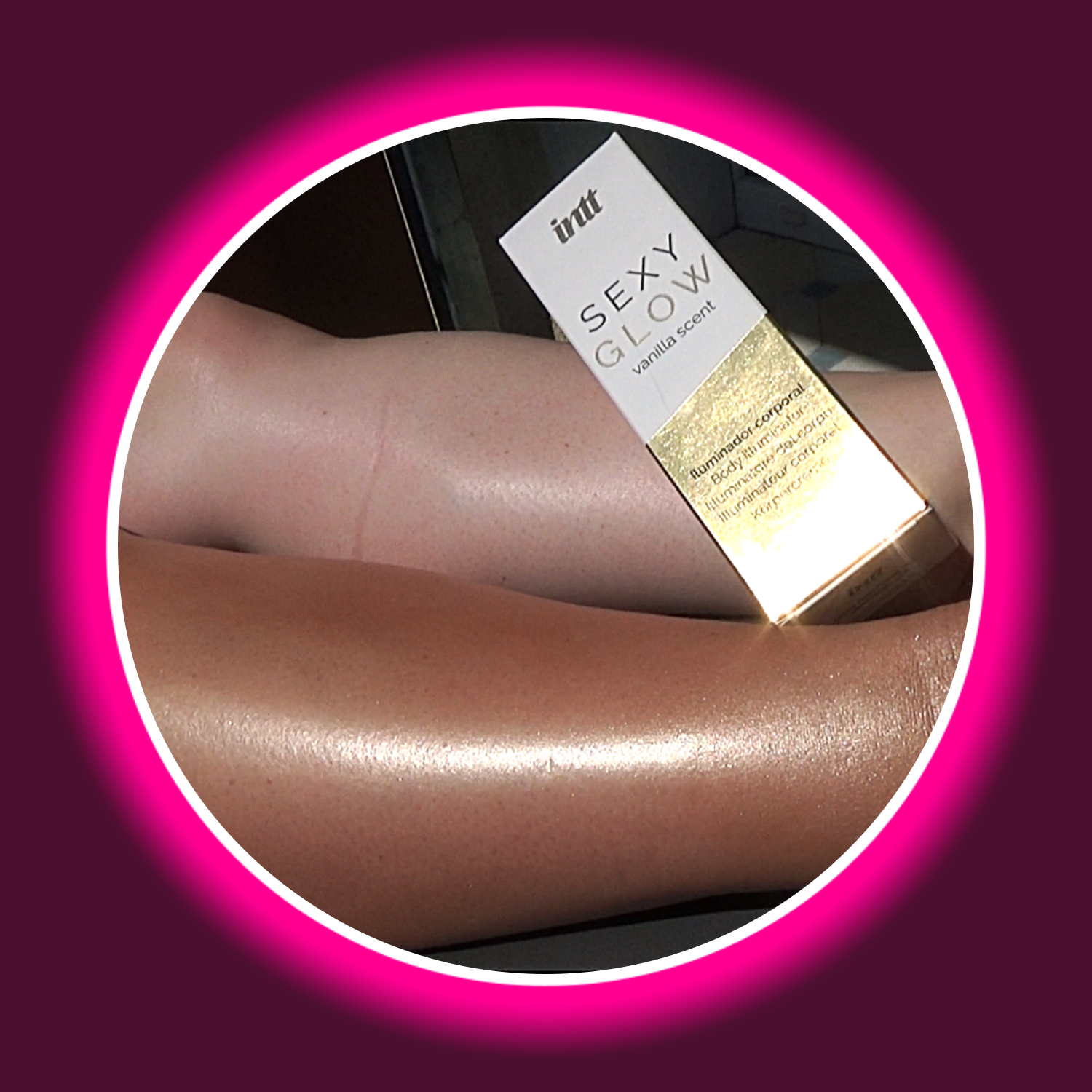 INTT Sexy Glow Body Lotion Verpackung auf glänzendem gebräuntem Bein mit goldenem Schimmereffekt
