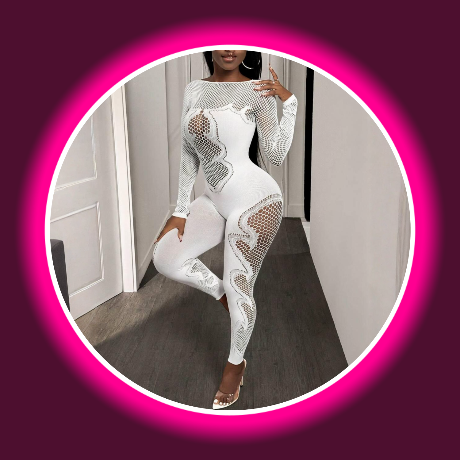 Frau in weißem langem Jumpsuit mit Cut Outs und Netzeinsätzen