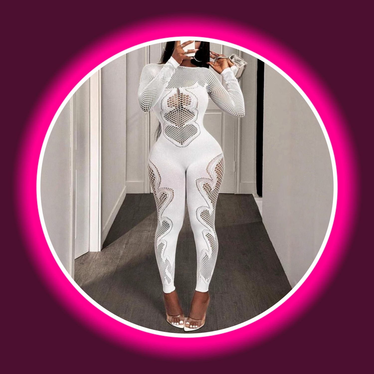 Frontansicht Frau in weißem langem Jumpsuit mit Cut Outs und Netzeinsätzen