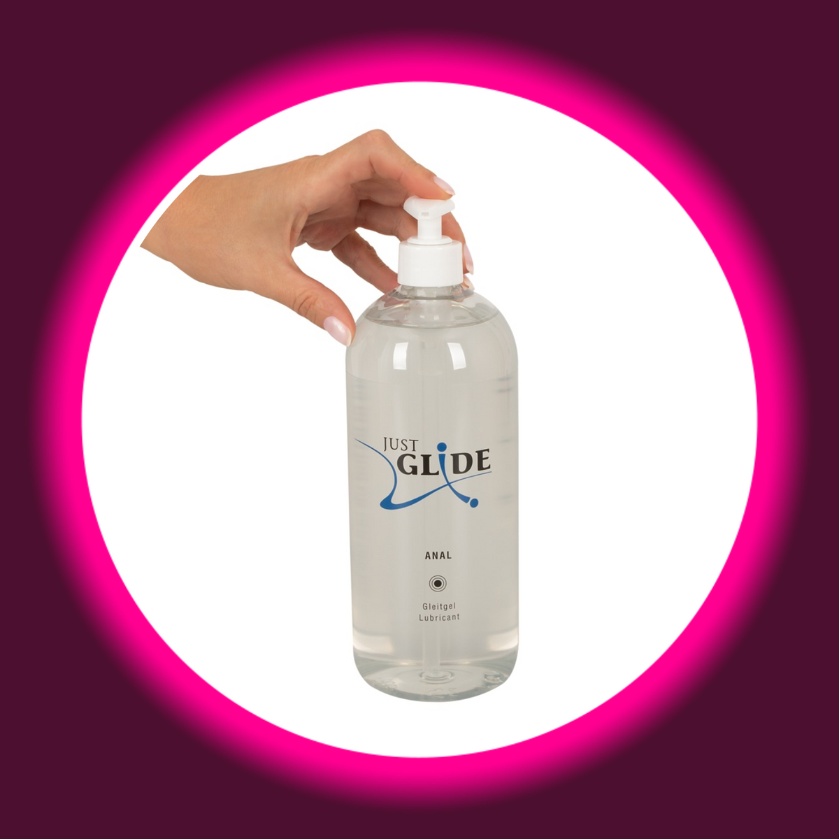 Just Glide Anal Gleitgel in der transparenten 1000-ml-Flasche mit weißem Pumpspender, Frontansicht mit einer Hand am Pumpkopf
