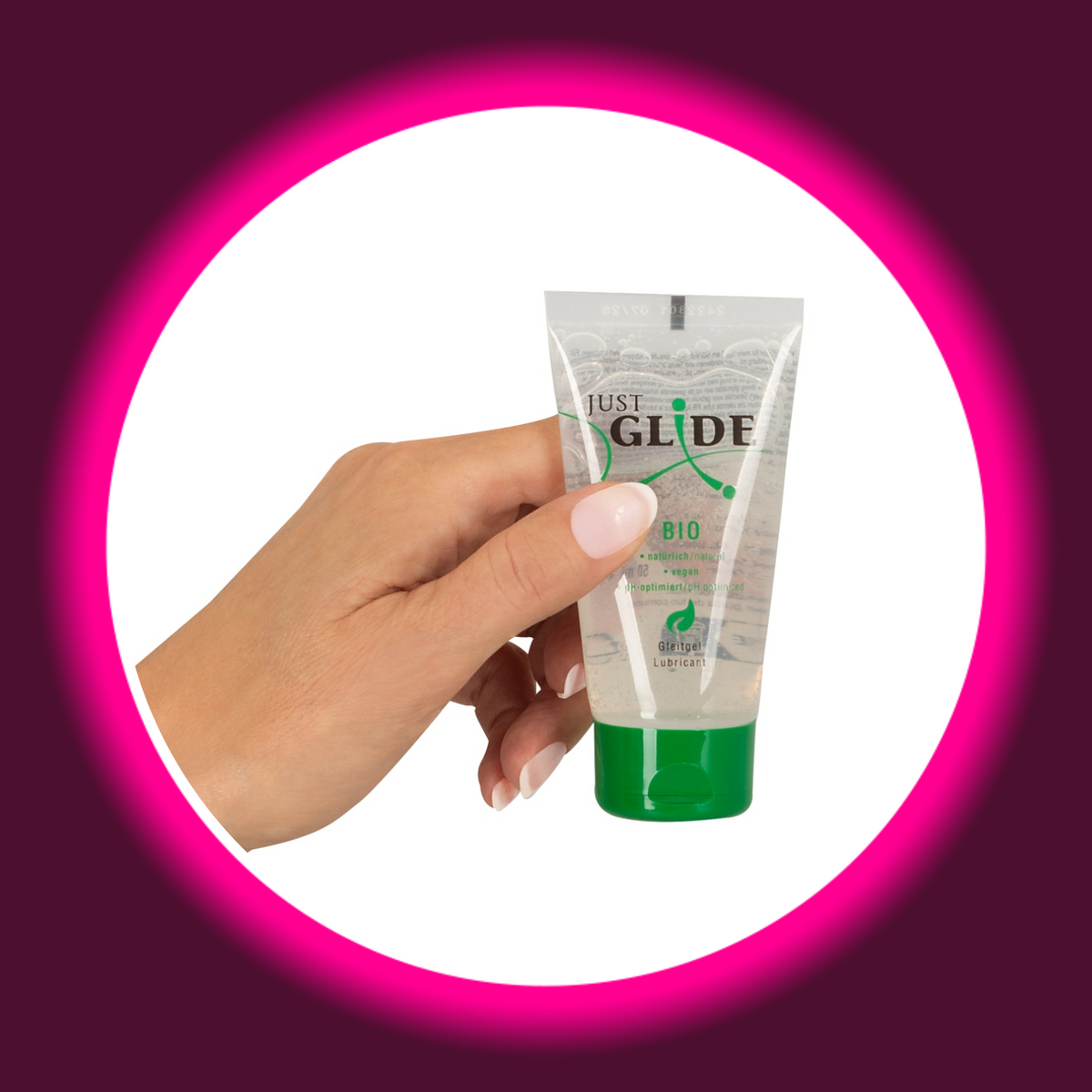 Just Glide Bio Gleitgel in der transparenten 50-ml-Tube mit grünem Verschluss und grünem Markenlogo, Frontansicht in einer Hand gehalten