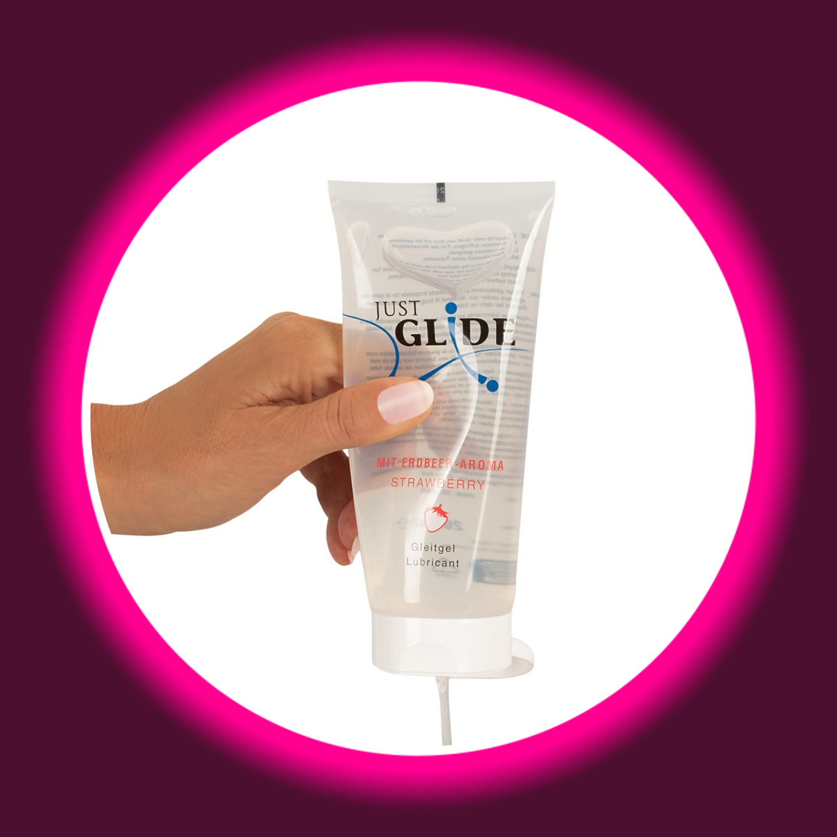 Just Glide Gleitgel mit Erdbeeraroma in der transparenten 200-ml-Tube, in einer Hand gehalten mit geöffnetem weißem Klappverschluss und austretendem Gel