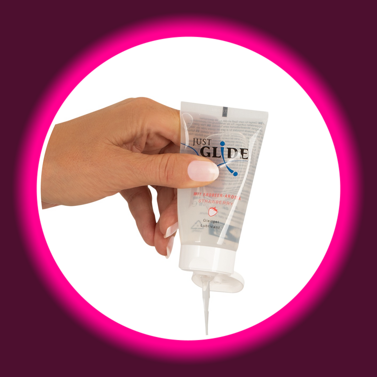 Just Glide Gleitgel mit Erdbeeraroma in der transparenten 50-ml-Tube, in einer Hand gehalten mit geöffnetem weißem Klappverschluss und austretendem Gel
