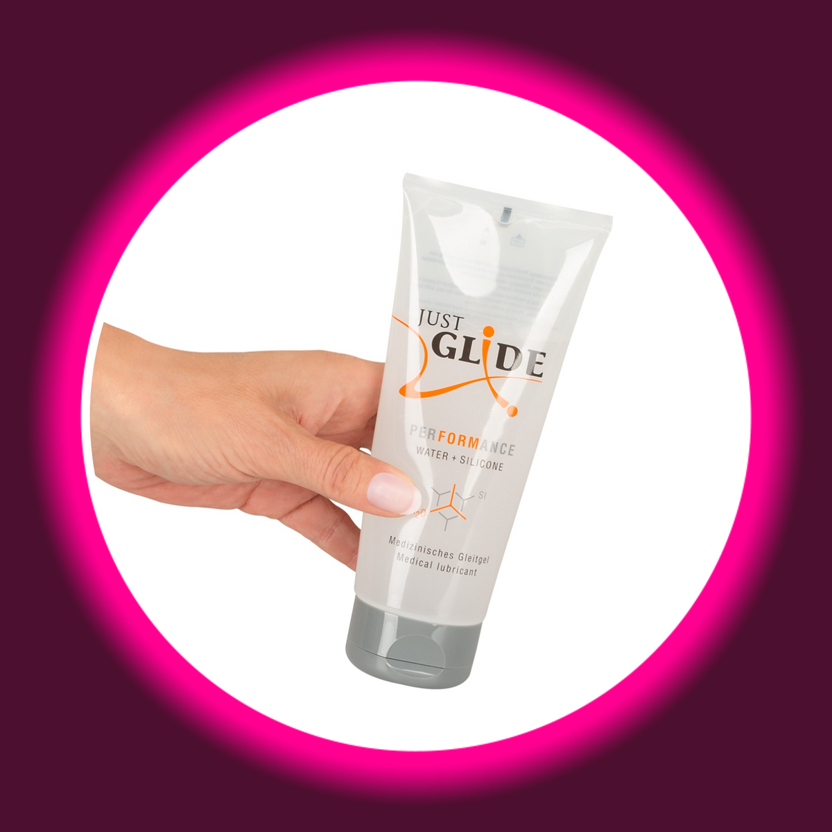 Just Glide Performance Gleitgel mit Wasser und Silikon in der transparenten 200-ml-Tube mit grauem Verschluss, schräge Frontansicht in einer Hand gehalten