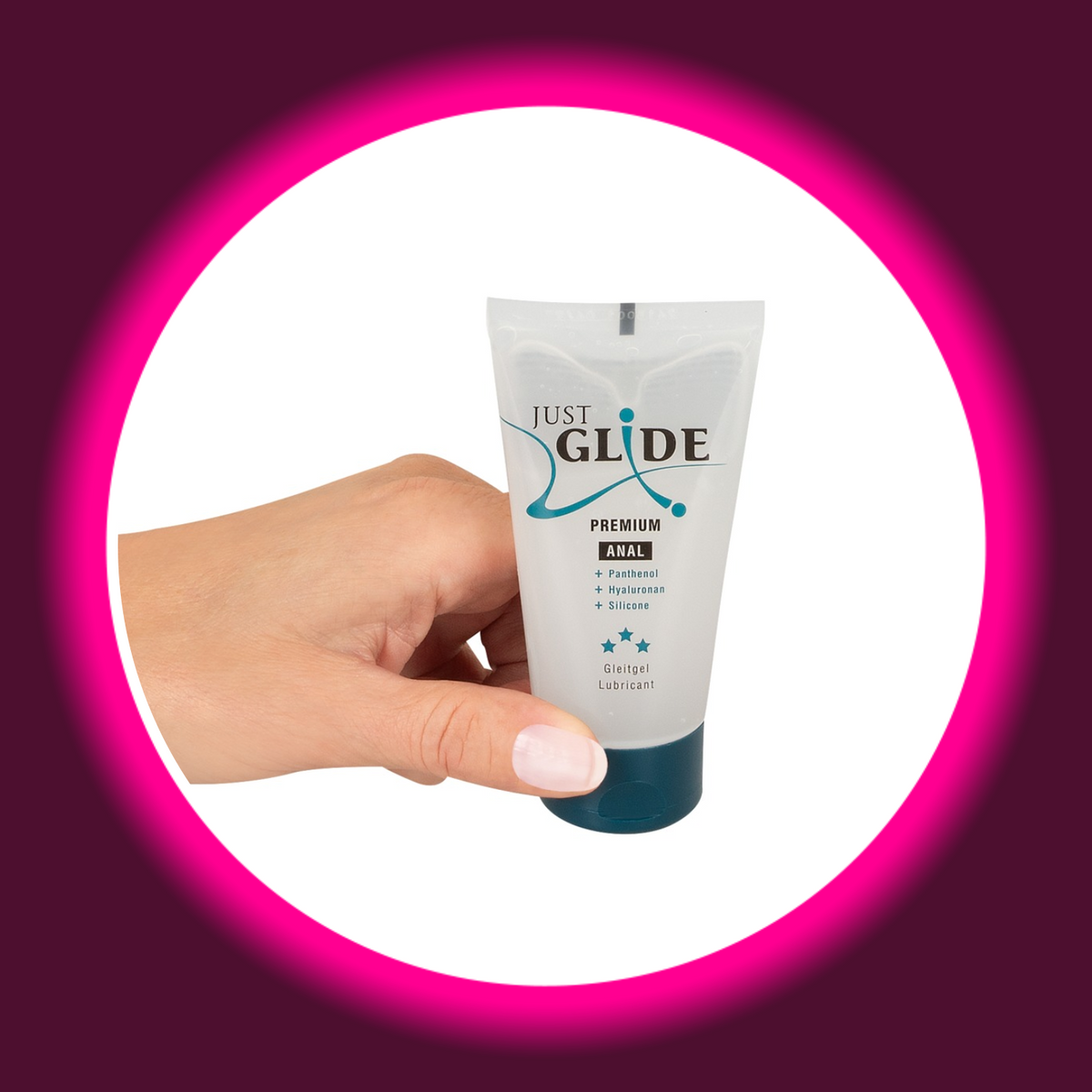 Just Glide Premium Anal Gleitgel in der transparenten 50-ml-Tube mit petrolfarbenem Verschluss, Frontansicht in einer Hand gehalten