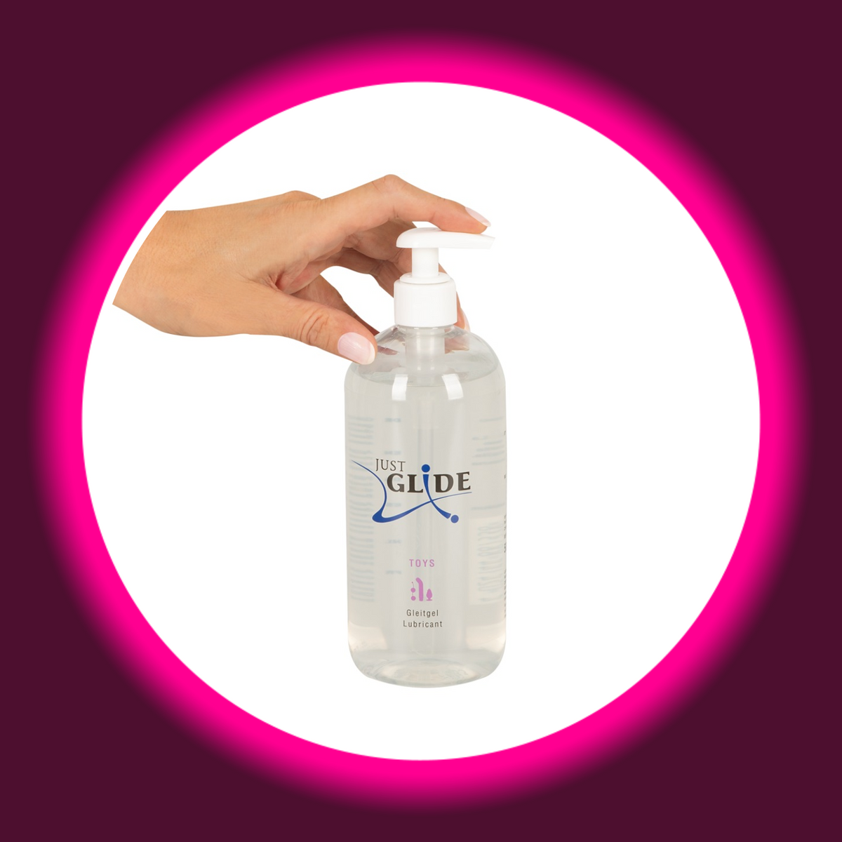 Just Glide Toys Gleitgel in der transparenten 500-ml-Flasche mit weißem Pumpspender, Frontansicht mit einer Hand am Pumpkopf