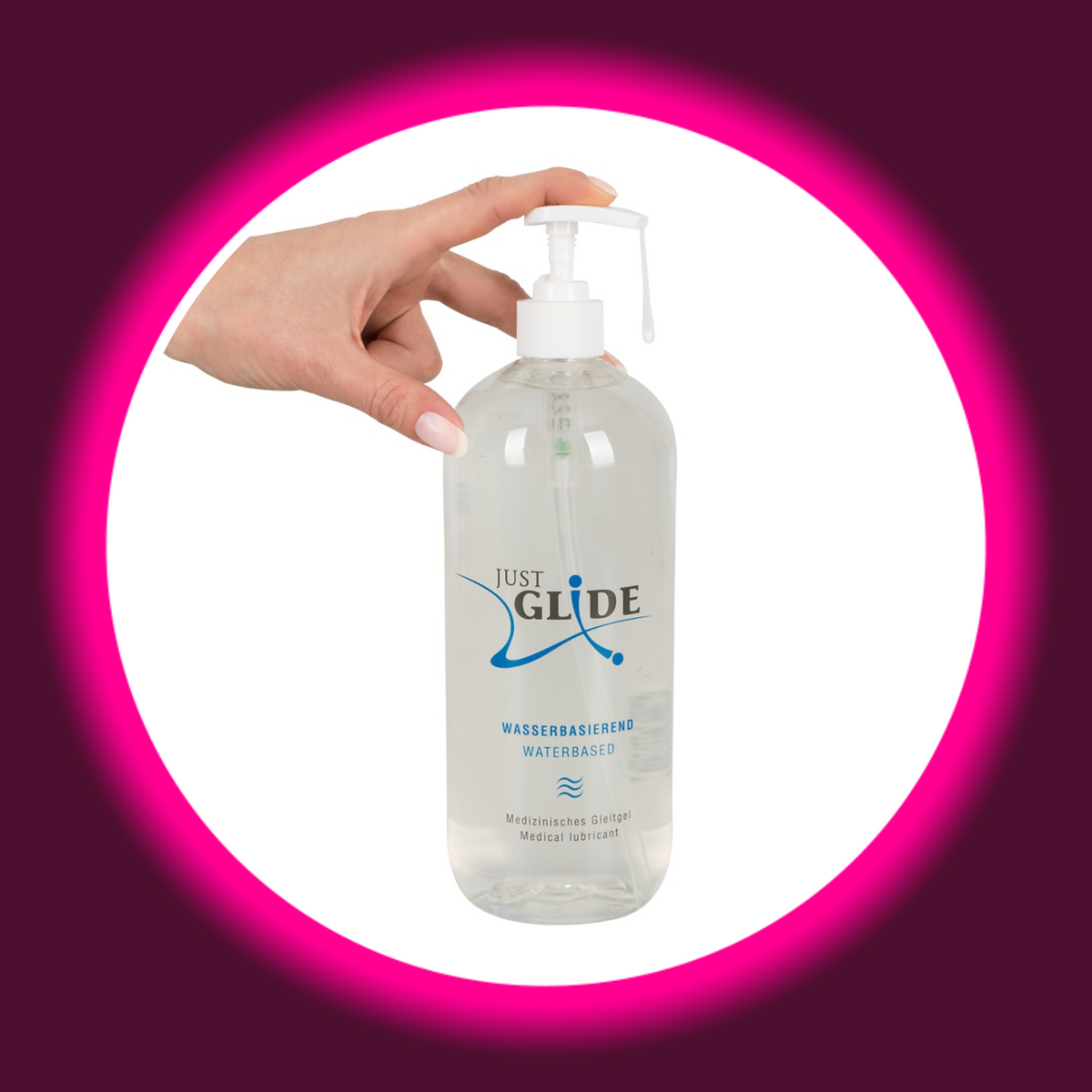 Just Glide wasserbasiertes Gleitgel in der transparenten 1000-ml-Flasche mit weißem Pumpspender, Frontansicht mit einer Hand am Pumpkopf